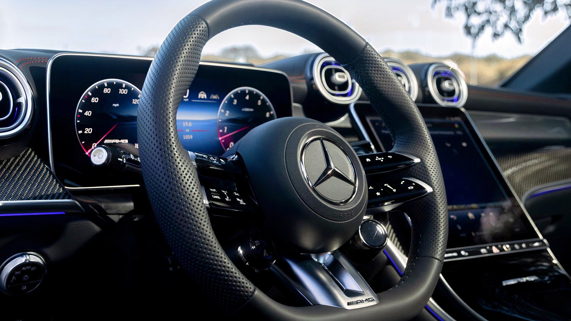 Turbodoładowana rzędowa szóstka Mercedesa z funkcją „Push-To-Pass” sprawia, że V8 wydaje się zbędne