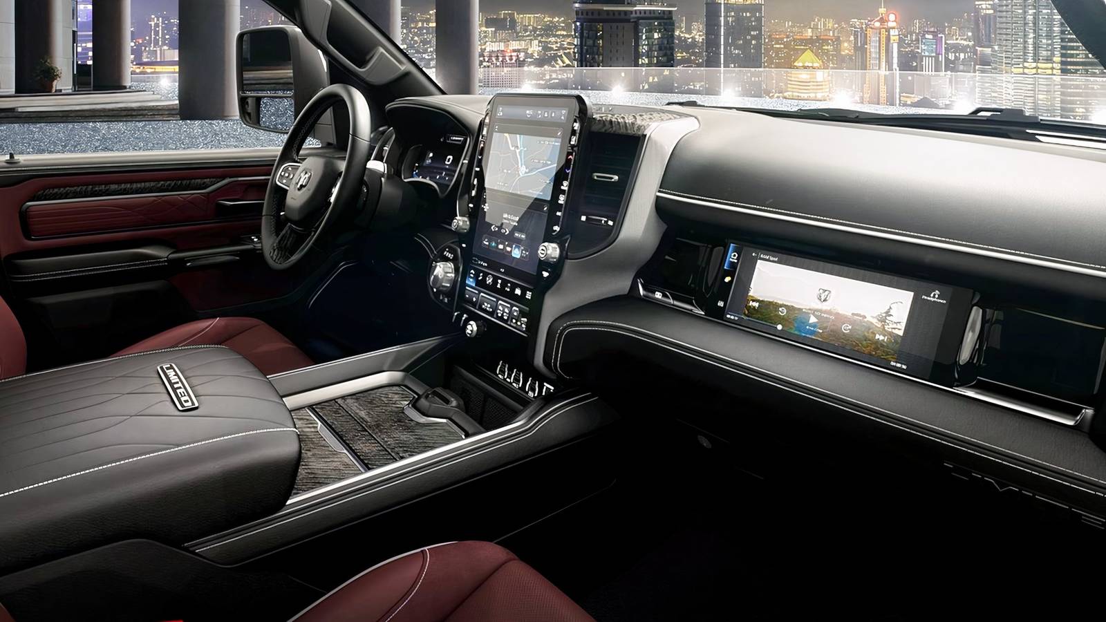 Un pickup Ram 1500 in strada con un'interfaccia digitale, con un'atmosfera di utilizzo quotidiano