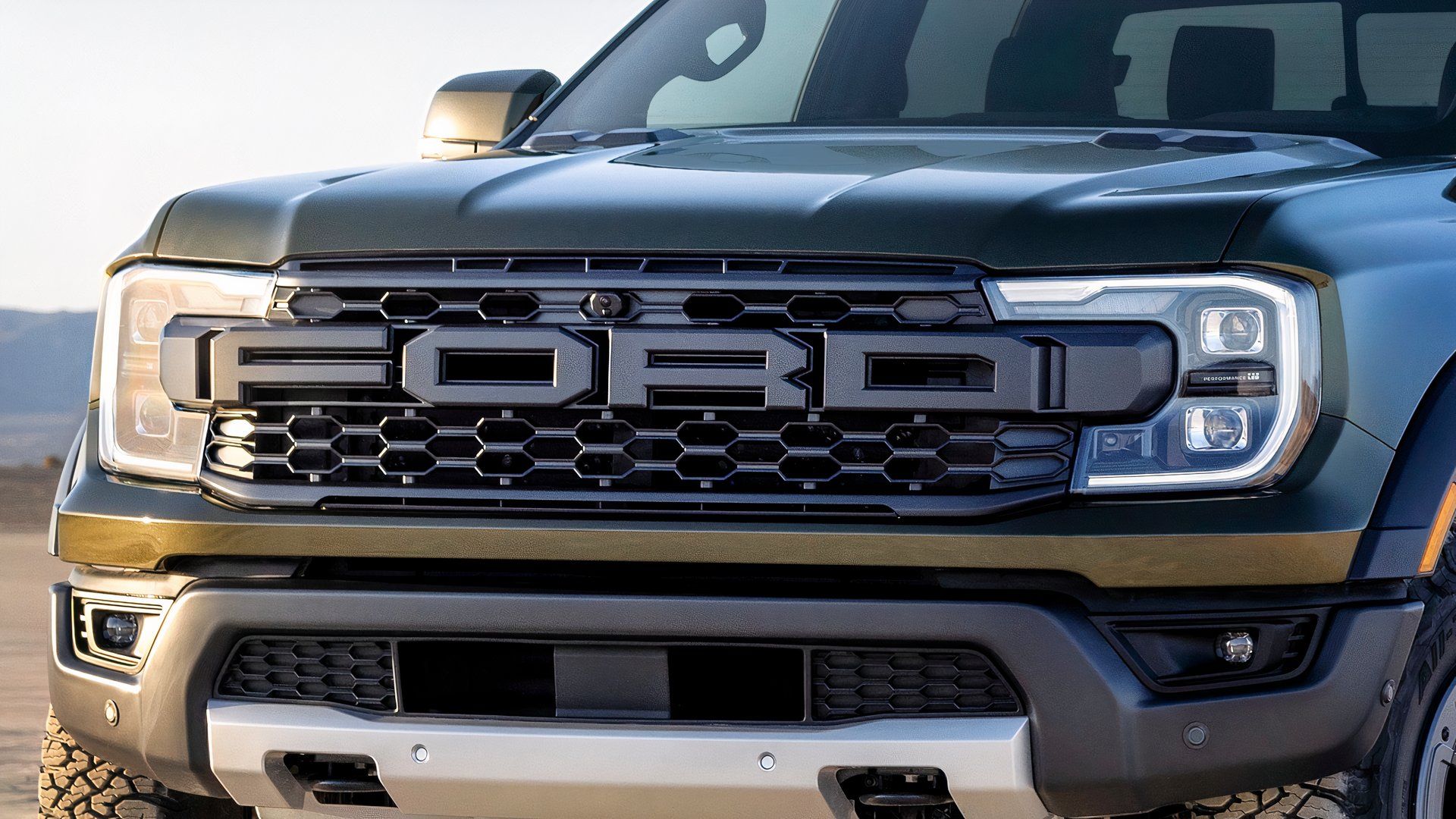 F-150 XLT 4x4 czy Ranger Raptor? 520 dolarów różnicy, które utrudnia wybór pickupa