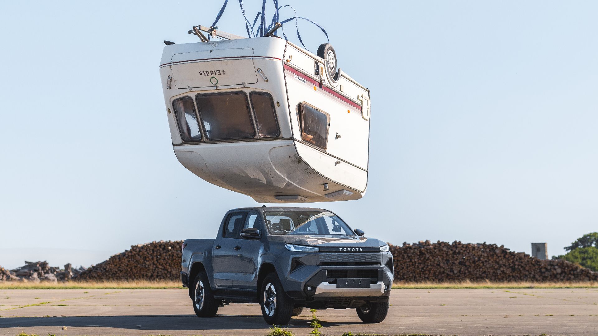 Toyota powtarza brutalny wyczyn z Top Gear, by udowodnić, że Hilux wciąż nie ma sobie równych