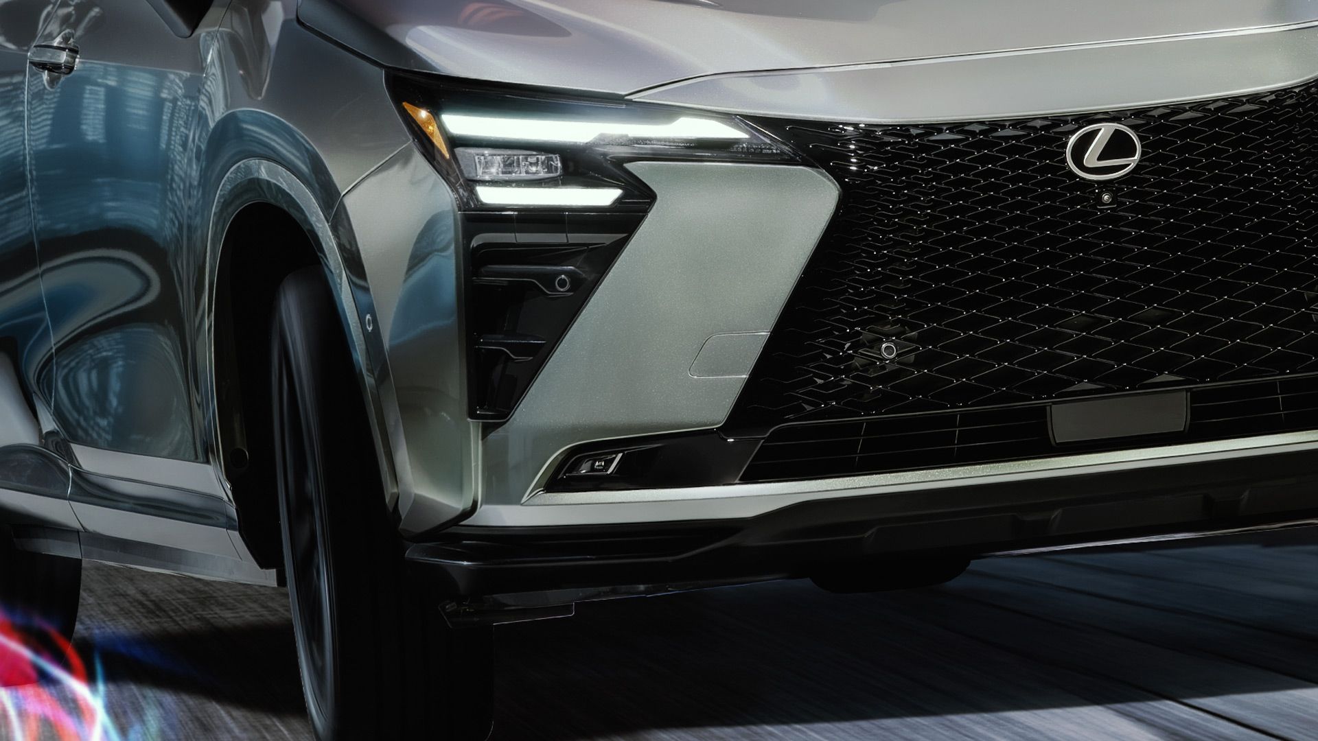 Lexus NX, czyli bliźniak RAV4, zadebiutował z mocniejszą hybrydą i odświeżonym wyglądem