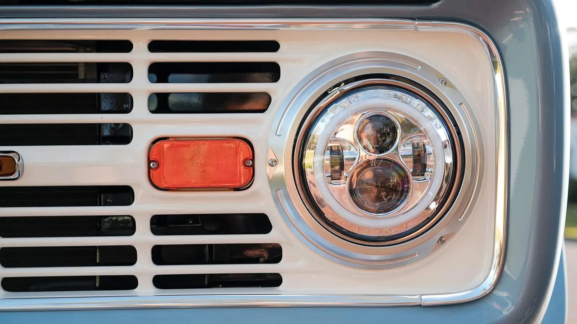 Ford nie sprzedaje nowego Bronco z V8 Coyote, ale można je znaleźć – trzeba tylko wiedzieć, gdzie szukać