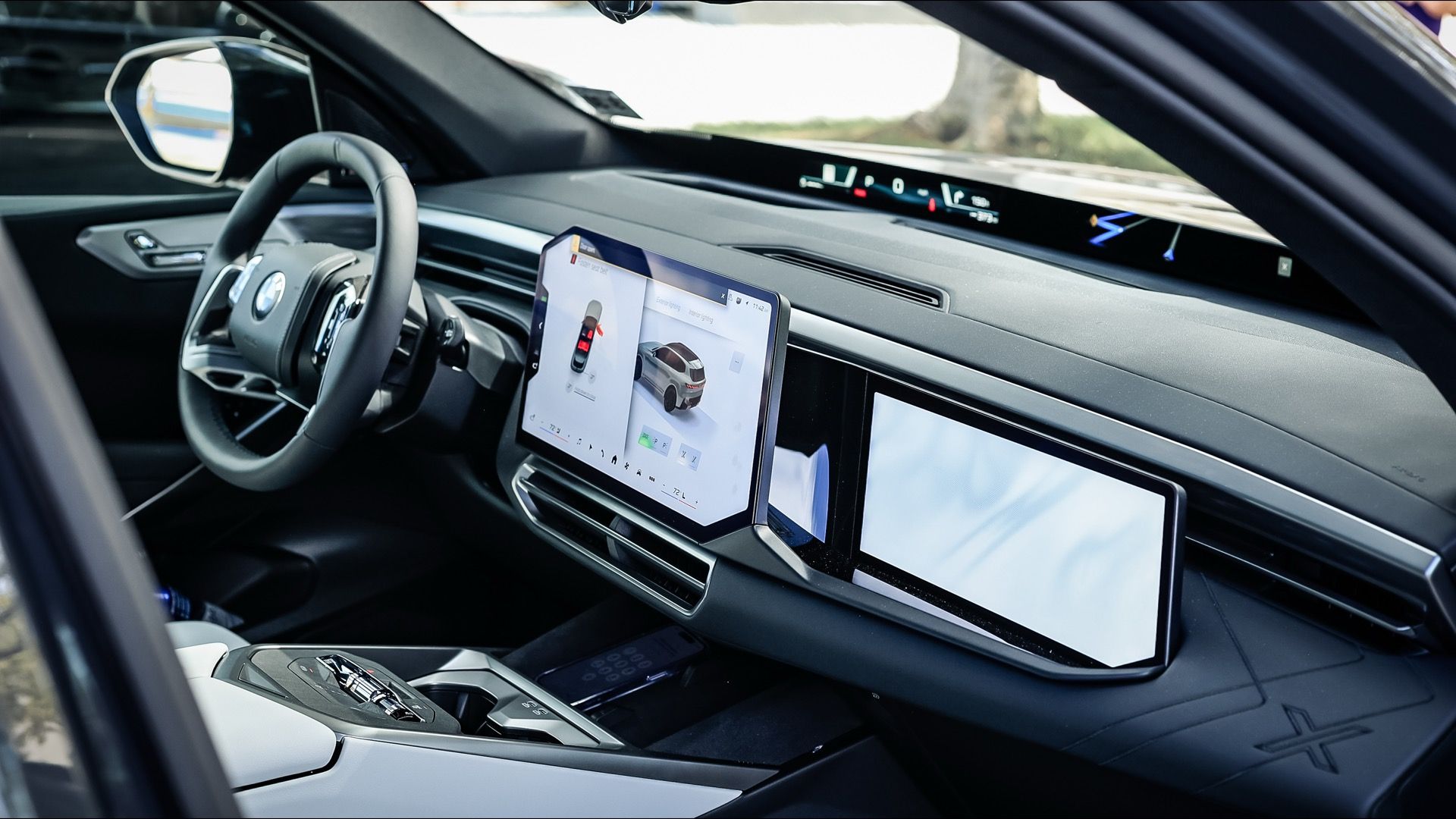 Galeria: wnętrze BMW X5 2027 to hi-tech i ekrany w roli głównej