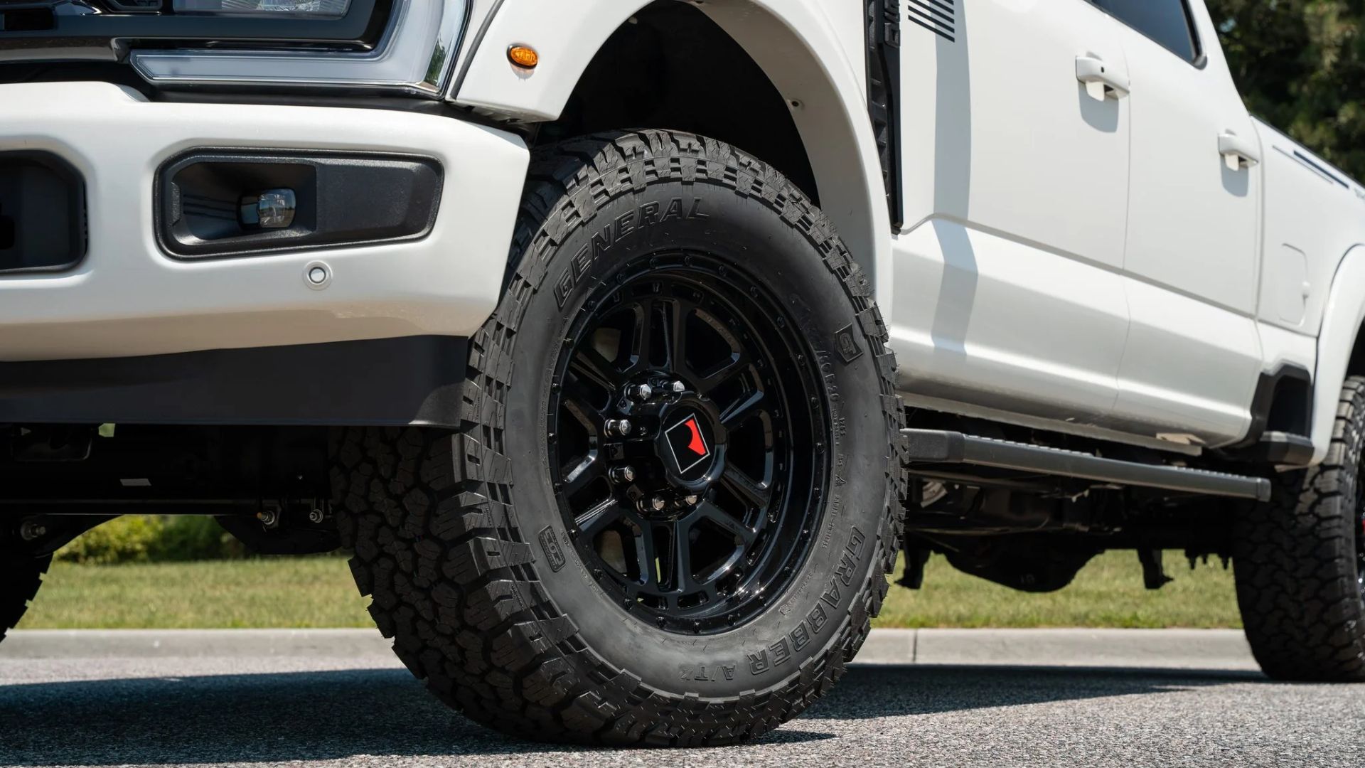 Ford Super Duty 2027 z pakietem Roush zostawia Ram Power Wagon daleko w tyle