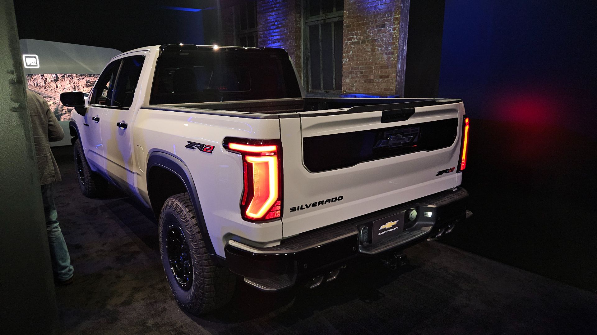 GM Is Betting Big On New Silverado Owners Loving That Massive 60-Inch ...