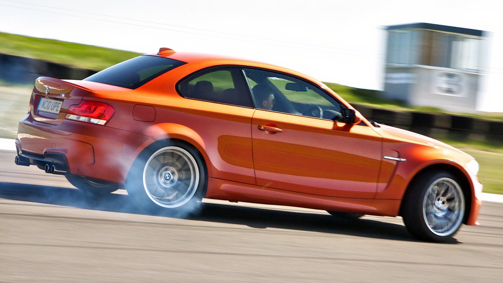 Szesnastopniowa analogowa ikona tańsza od obu generacji BMW M2 CS