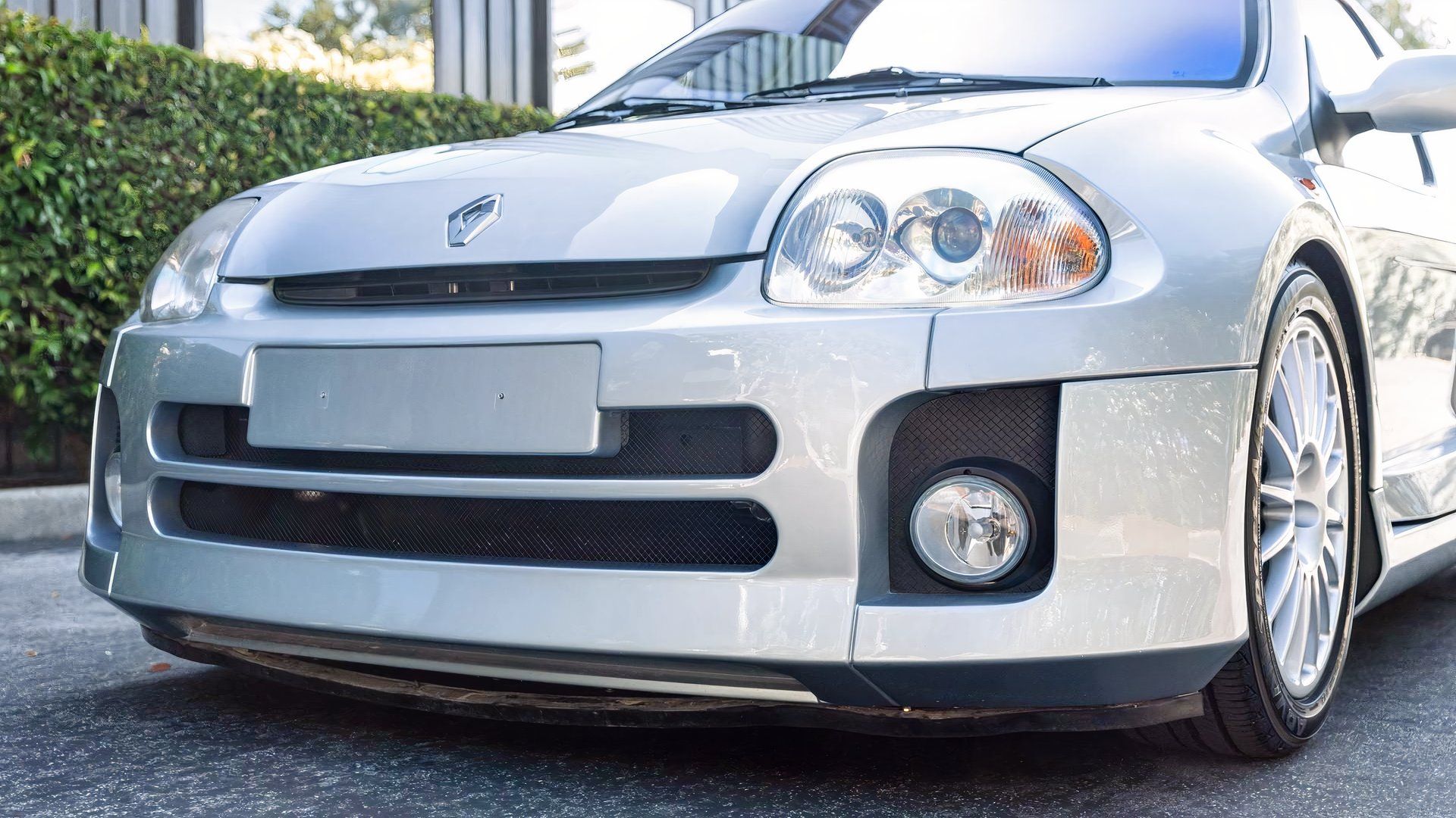 Renault Clio V6: hot hatch z silnikiem centralnym sprzedany w USA w cenie Porsche Cayman