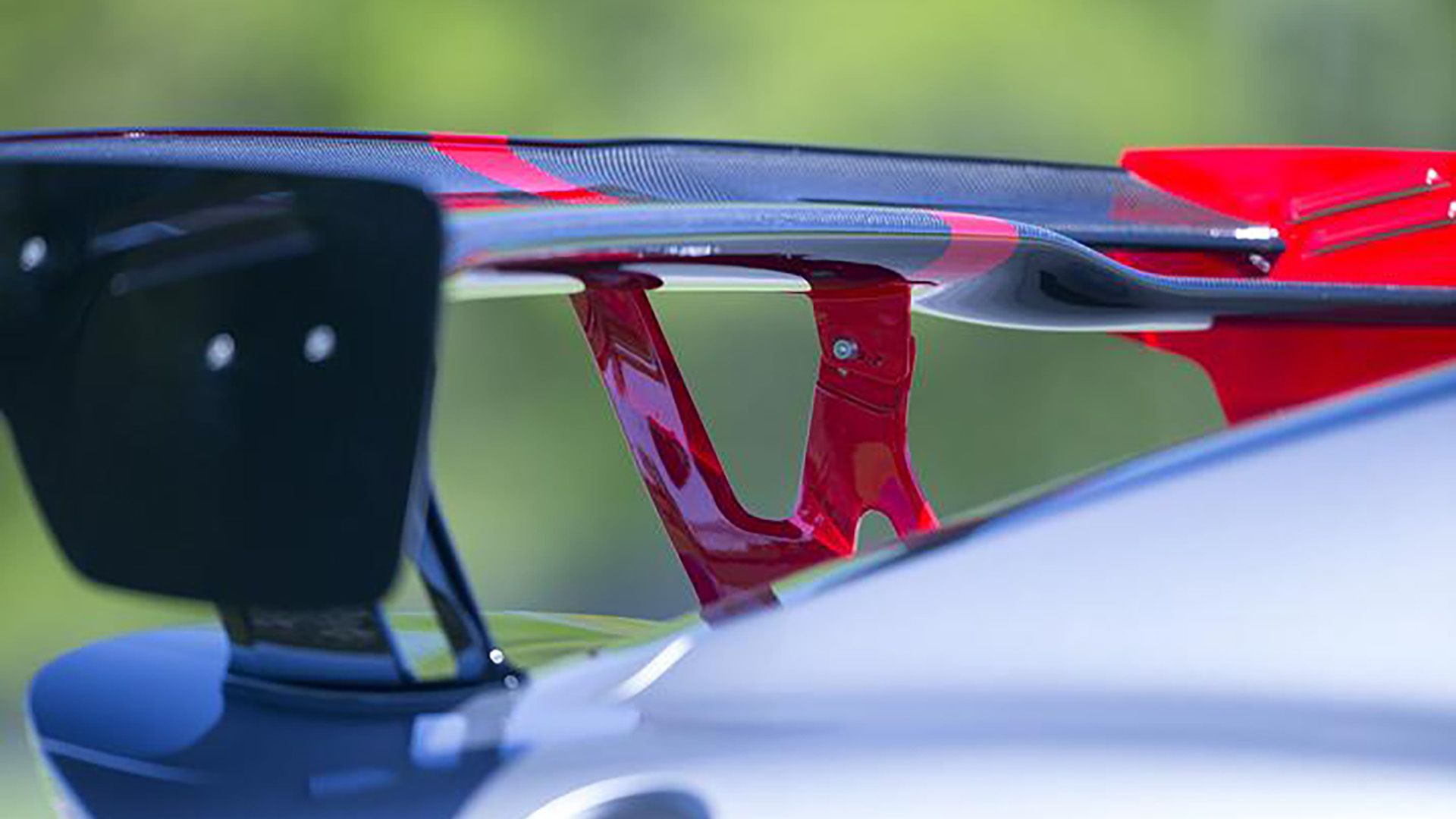 Dodge rozważa modułowe spojlery w swoich muscle carach i SUV-ach