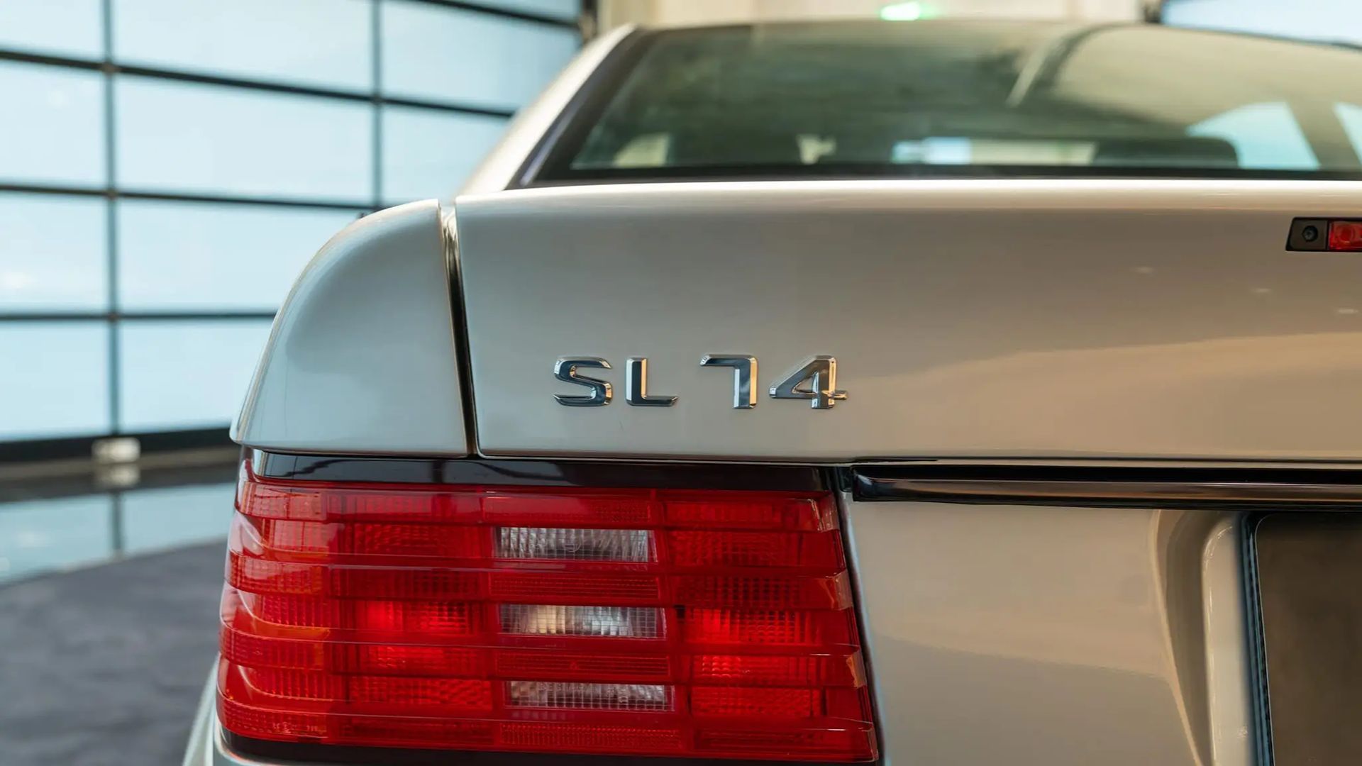 Ten 30-letni Mercedes z silnikiem V12 7.4 to prawdziwy sleeper, przy którym Porsche wydaje się tanie