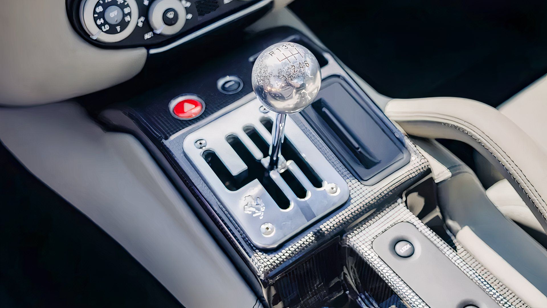 Ostatnie Ferrari z silnikiem V12 i manualną skrzynią biegów kosztuje pięć razy więcej niż wersja z automatem