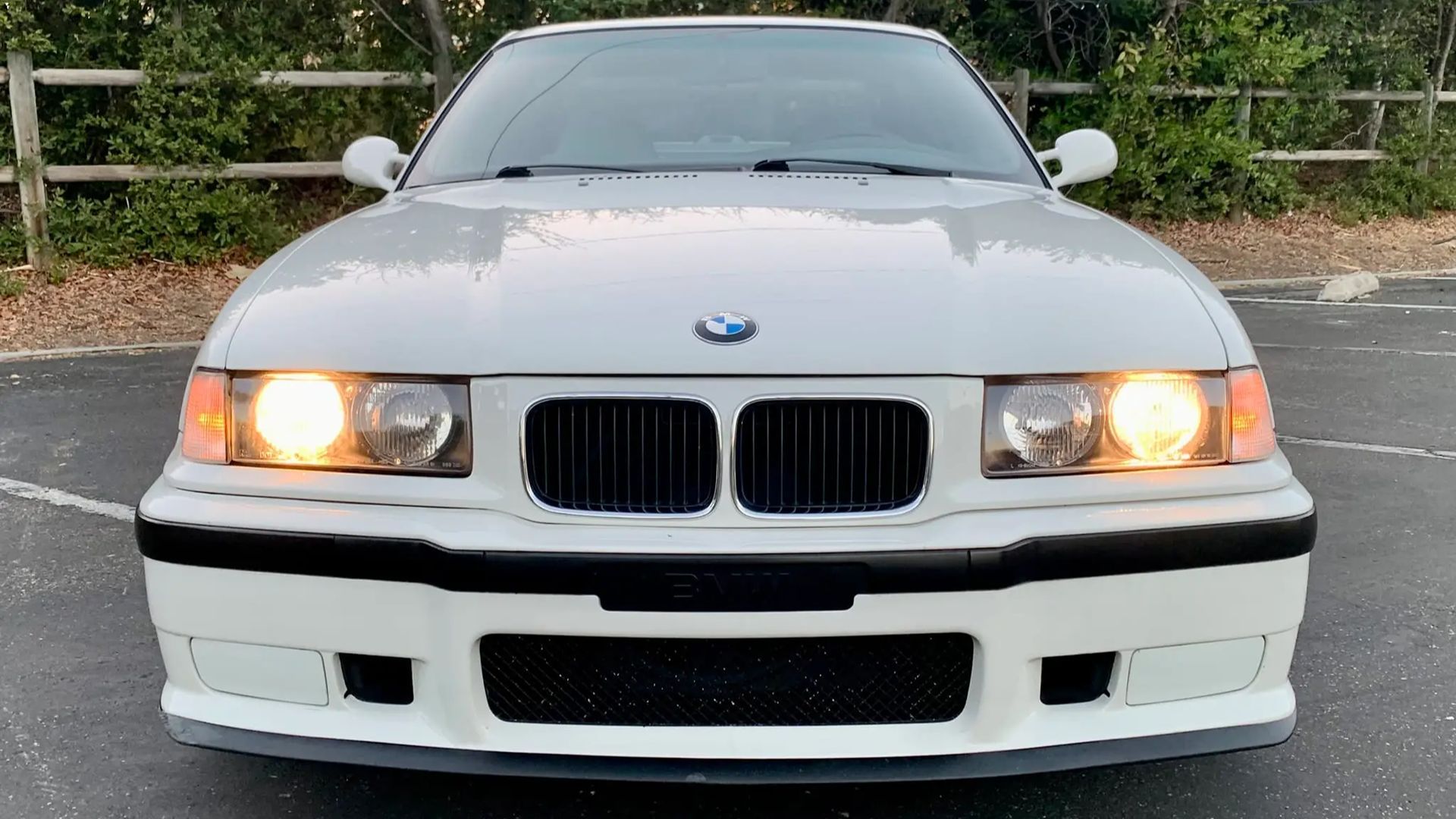 Amerykańskie BMW E36 M3 nie dostało najlepszego silnika, więc ktoś postanowił to naprawić