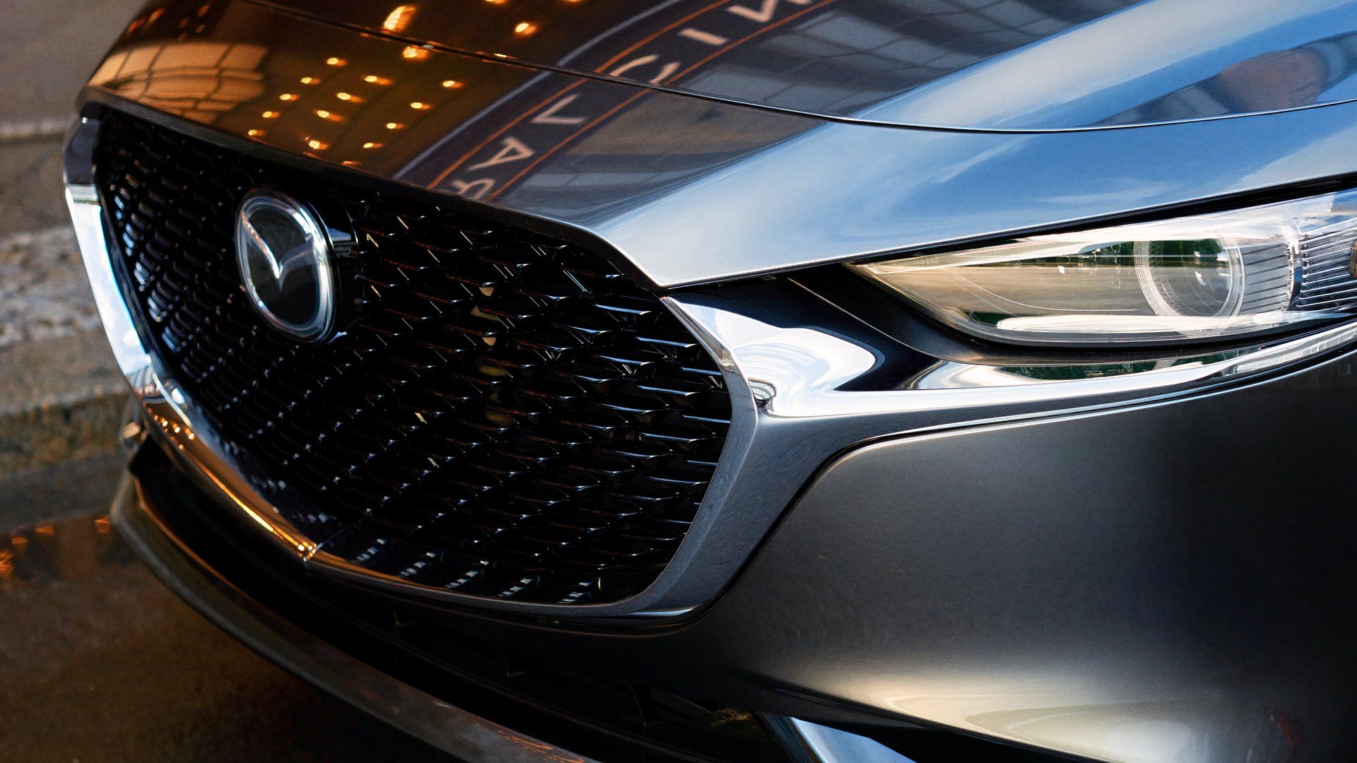 Ten hatchback Mazdy za mniej niż 33 000 dolarów ma czerwoną skórę, napęd AWD w standardzie i jest szybszy od Imprezy RS