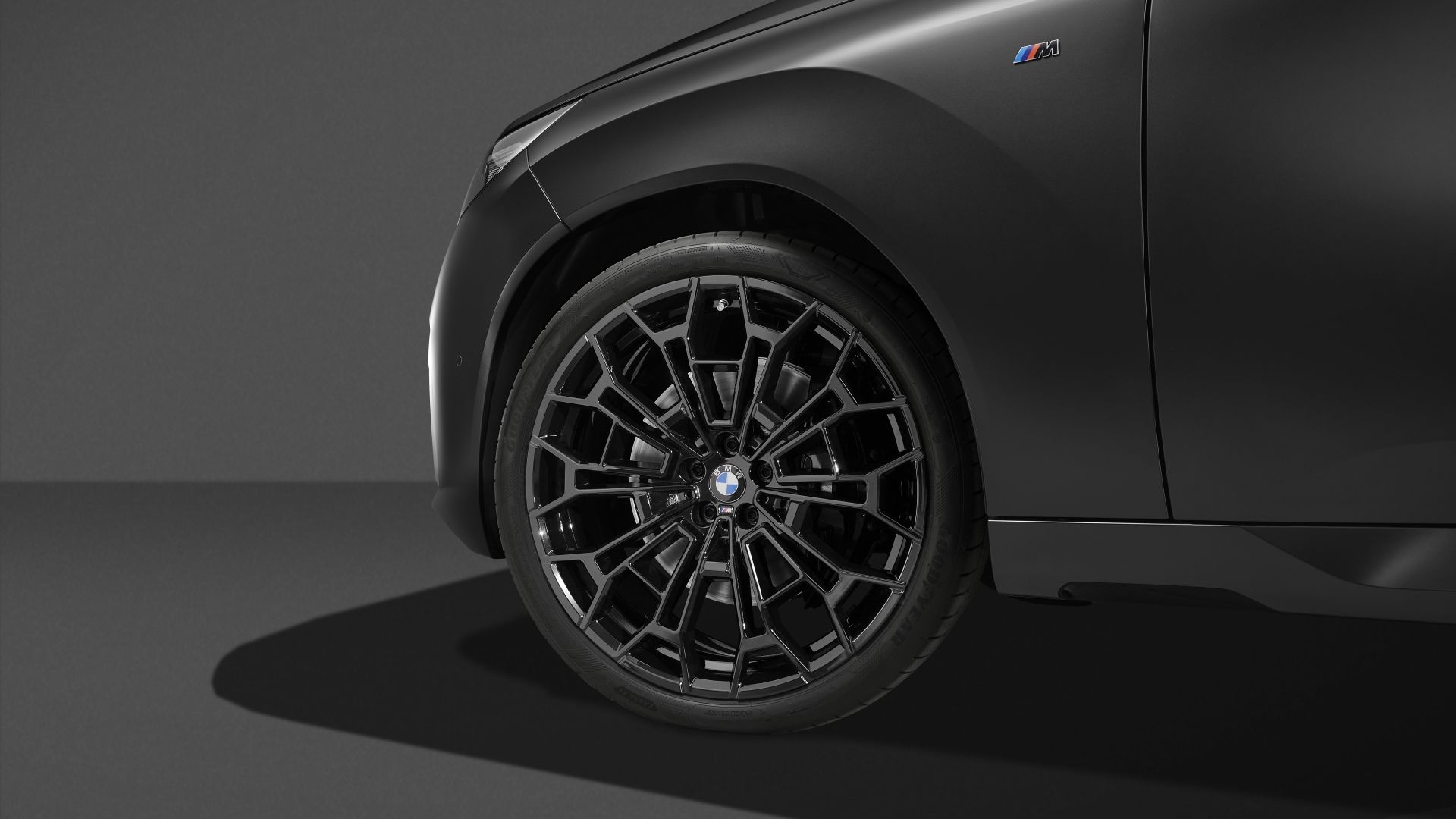 Czarna stylistyka, duże koła i większa moc – nowy BMW X3 zmusza Audi Q5 do poddania się