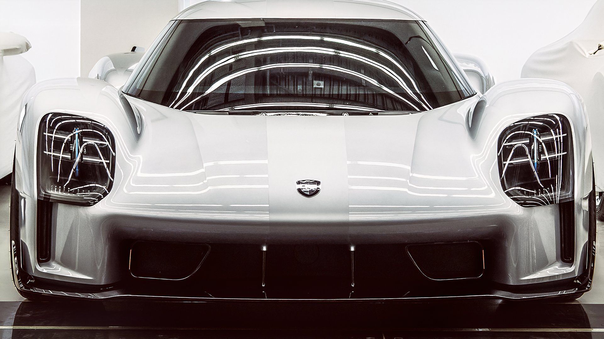 Porsche potwierdza nowy supersamochód z silnikiem umieszczonym centralnie, choć w przeszłości stworzyło już pięć takich projektów, które nigdy nie weszły do produkcji