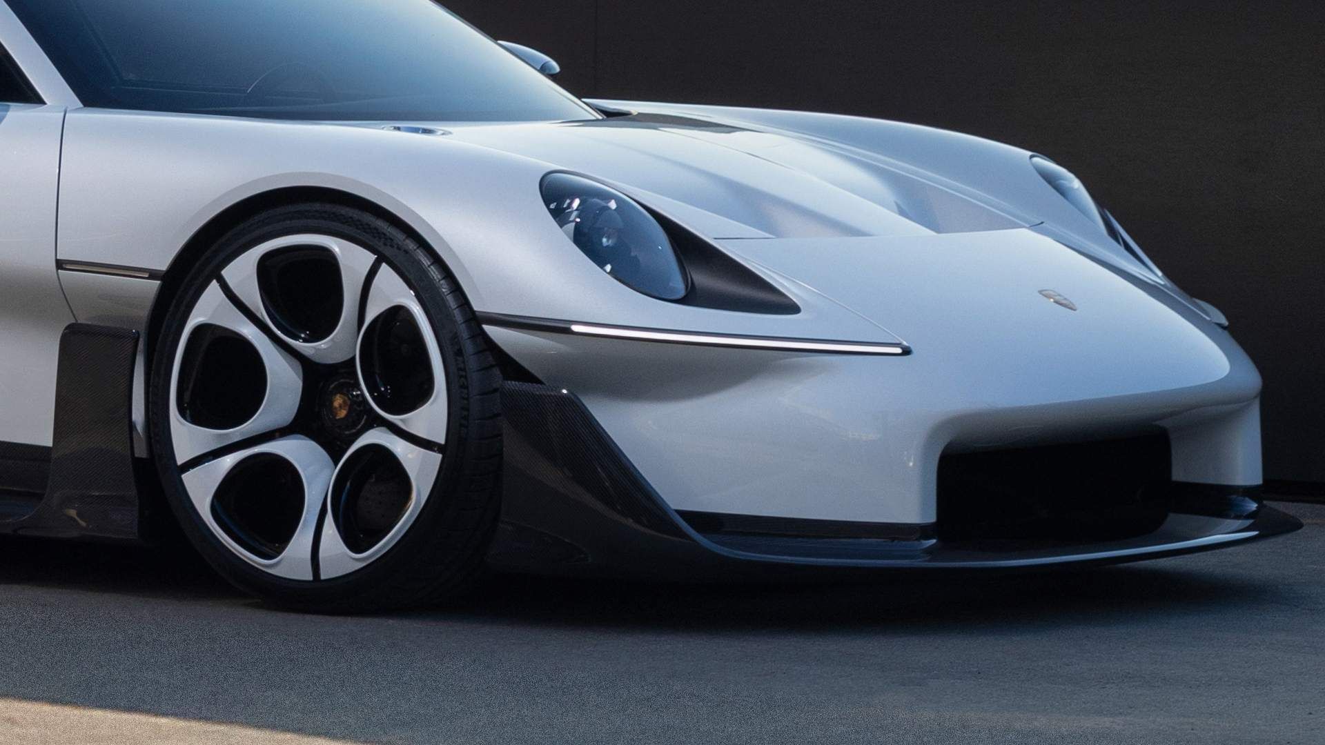 Centralnie umieszczony silnik, styl retro i masowa produkcja: Porsche Mission S uderzy w najczulsze punkty Ferrari