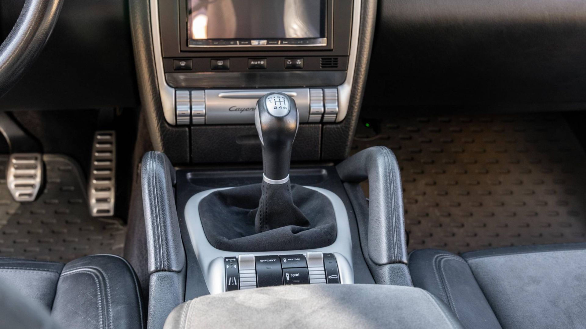 Porsche Cayenne GTS z silnikiem V8 i manualną skrzynią tańsze niż nowy minivan Toyoty