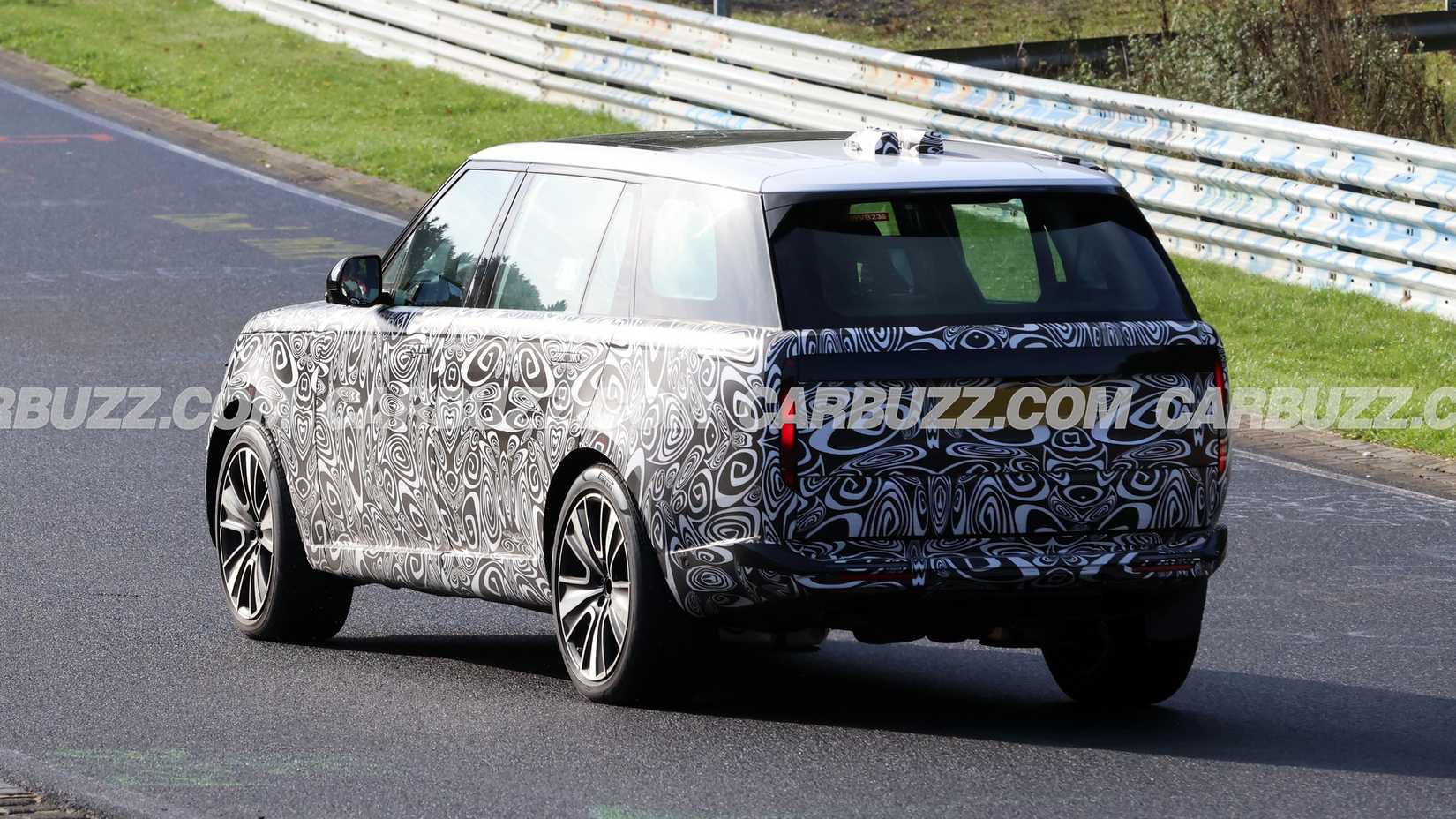 Vista trasera de tres cuartos del prototipo land rover range rover
