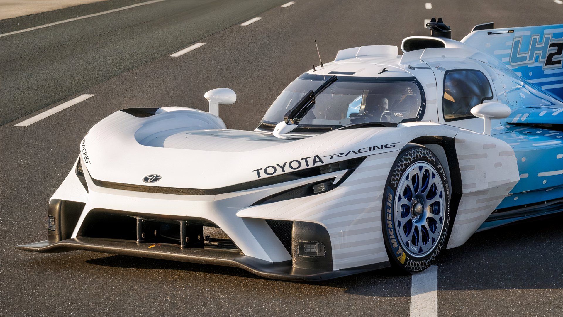 Jak Toyota zmienia silnik V6 3.5 w wodorową bestię o mocy 870 KM
