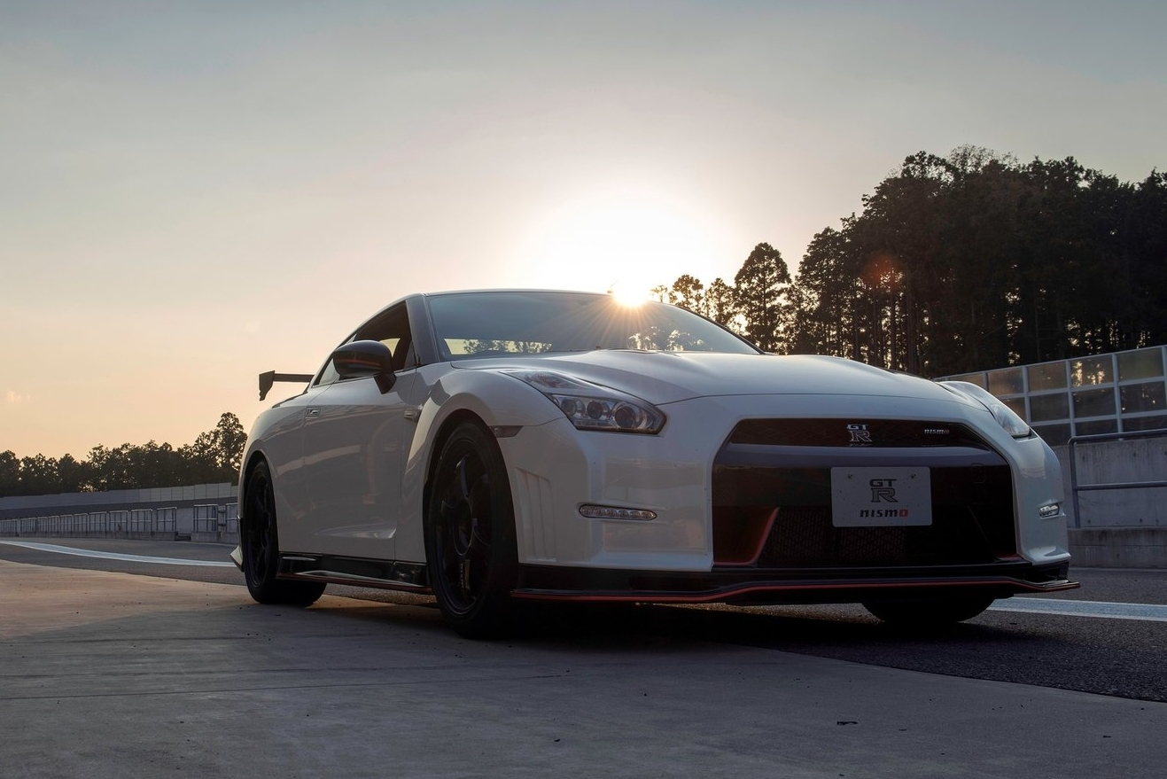 2016 Nissan GT-R NISMO Exterior Photos