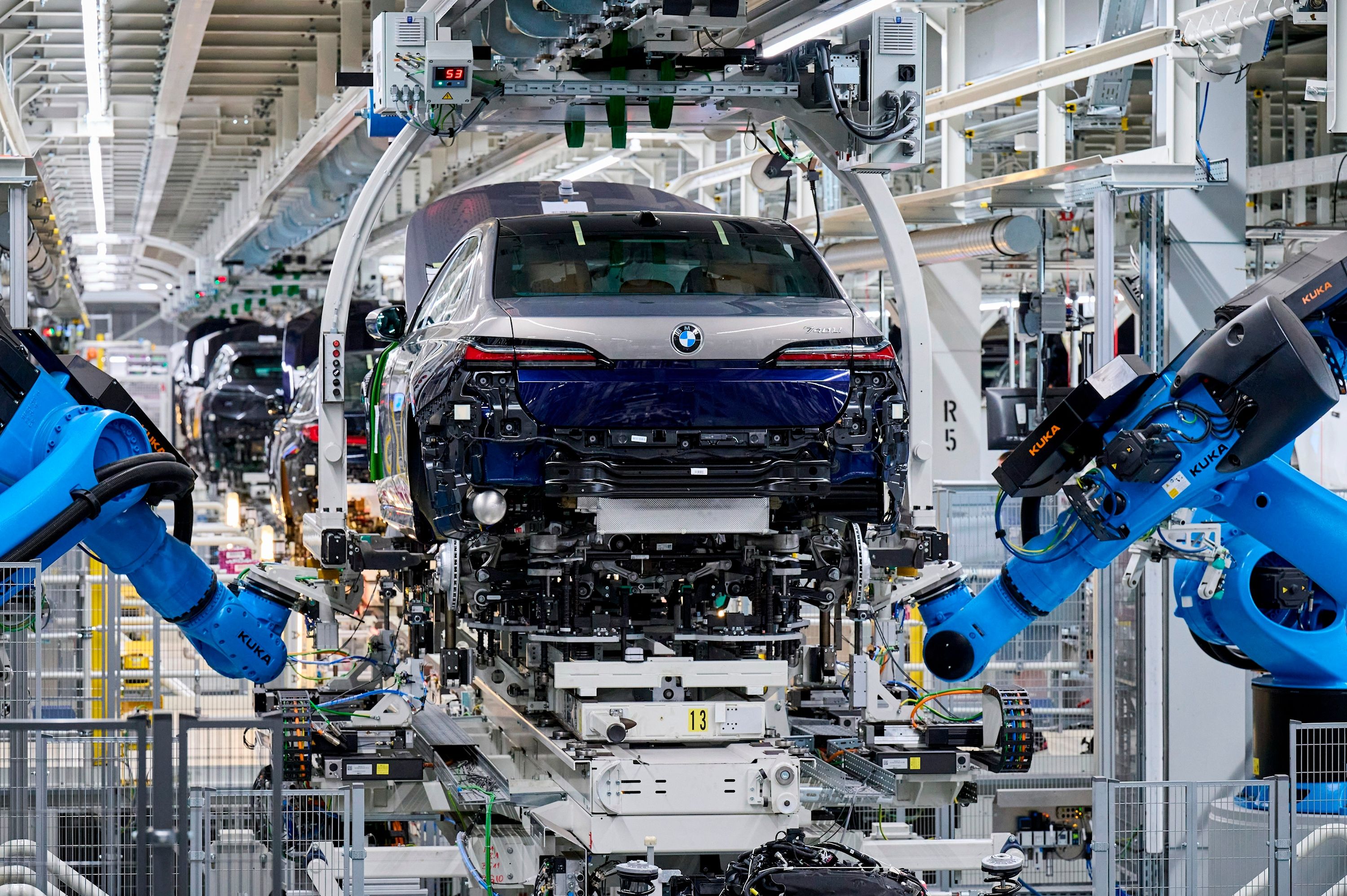 Here's Why Two-Tone Paint On New BMW 7 Series Costs $12,000