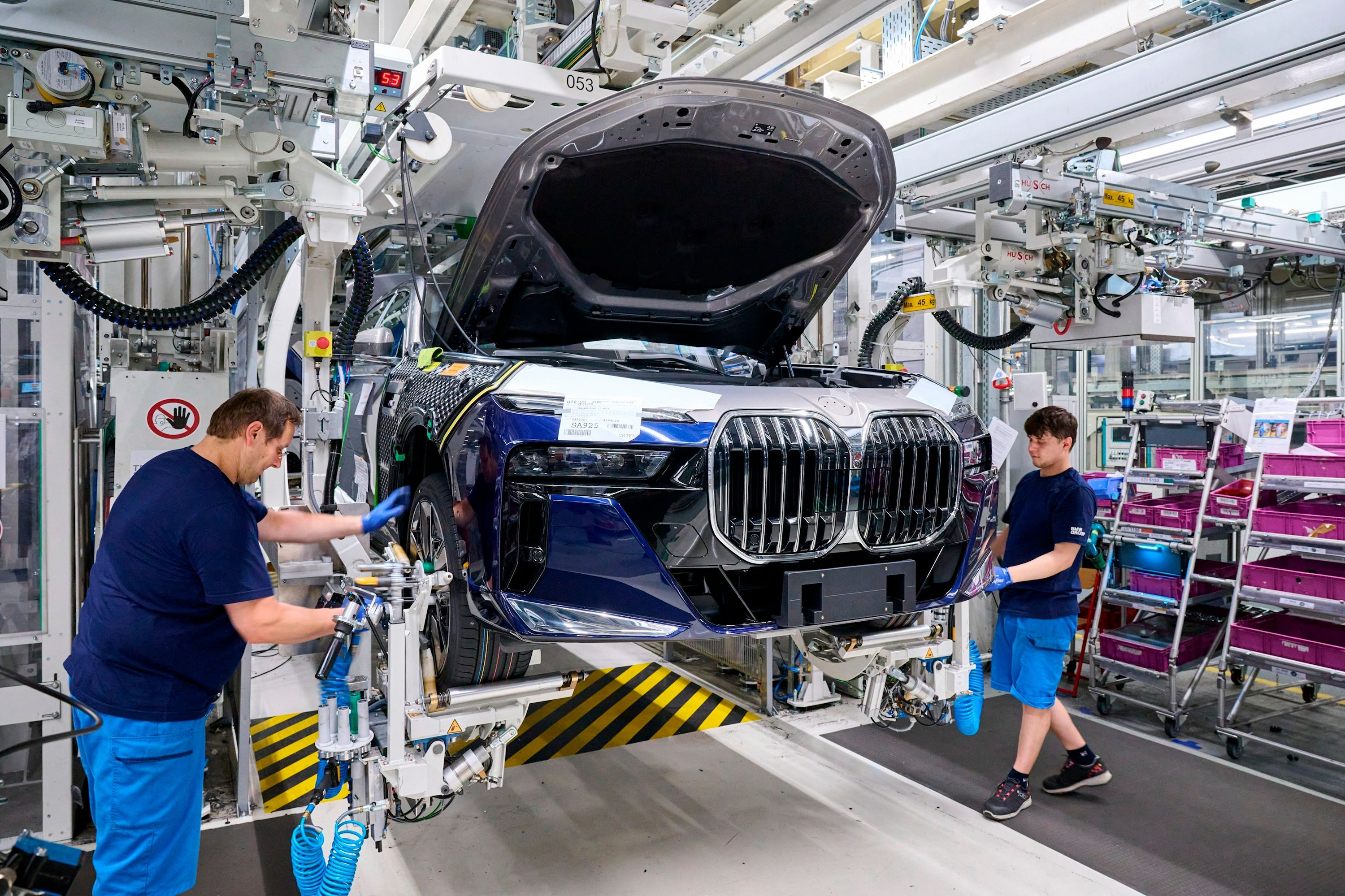 Here's Why Two-Tone Paint On New BMW 7 Series Costs $12,000