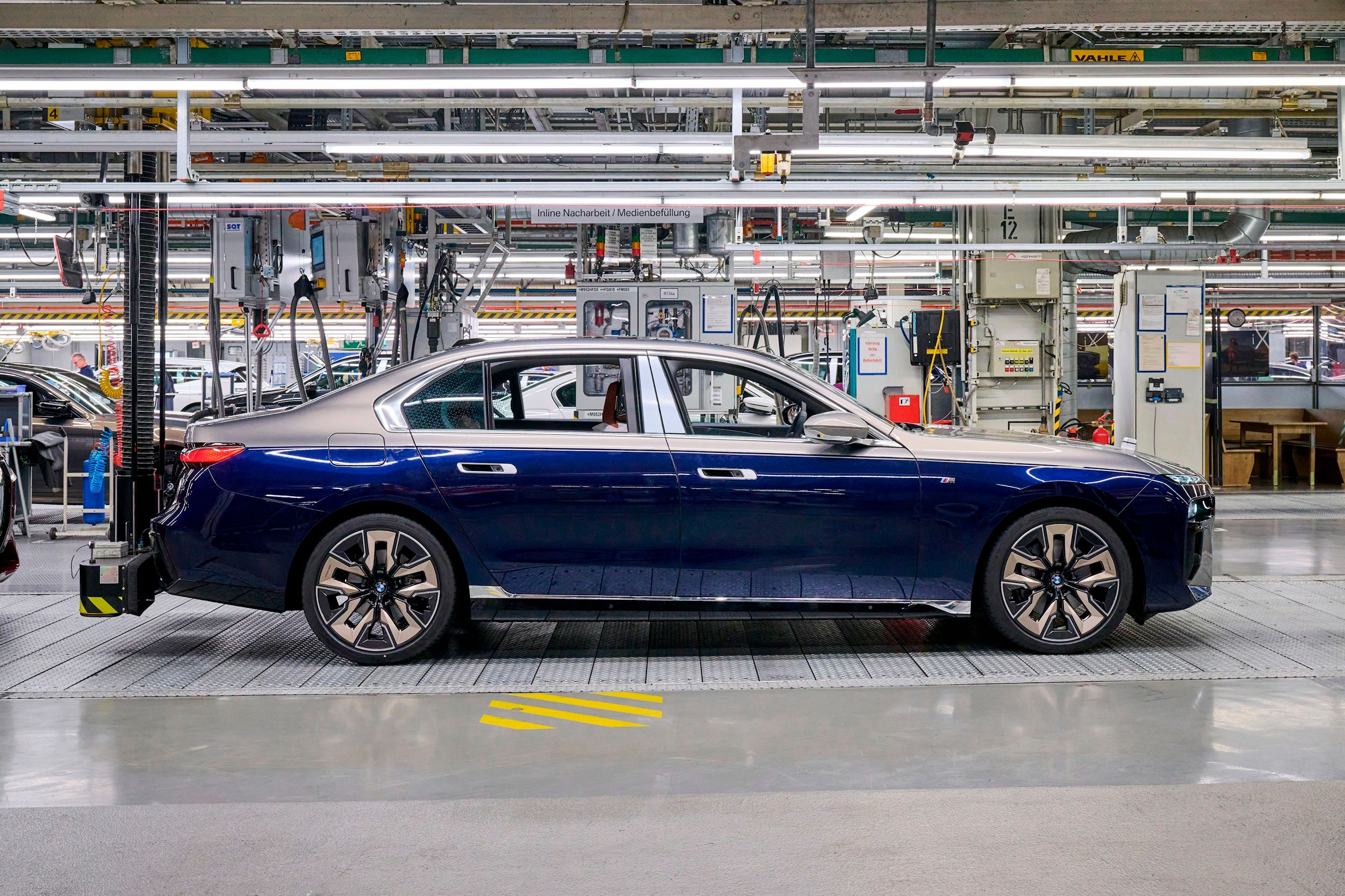 Here's Why Two-Tone Paint On New BMW 7 Series Costs $12,000