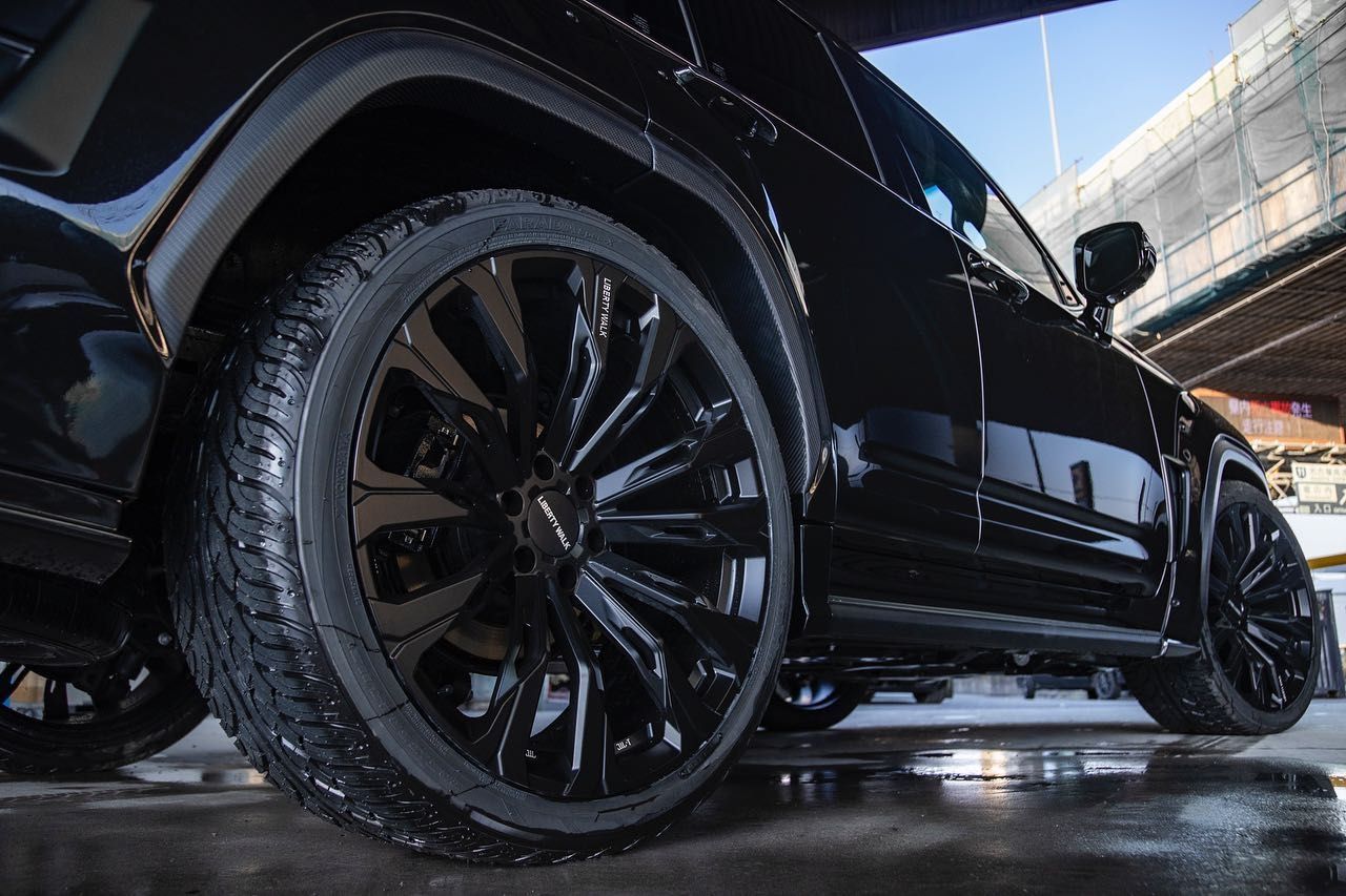 LX600 用LIBERTY WALK 24インチタイヤ　アルミホイール２本ずつ Liberty Walk Decks Out Lexus LX 600 With Dry Carbon Fiber Body Kit