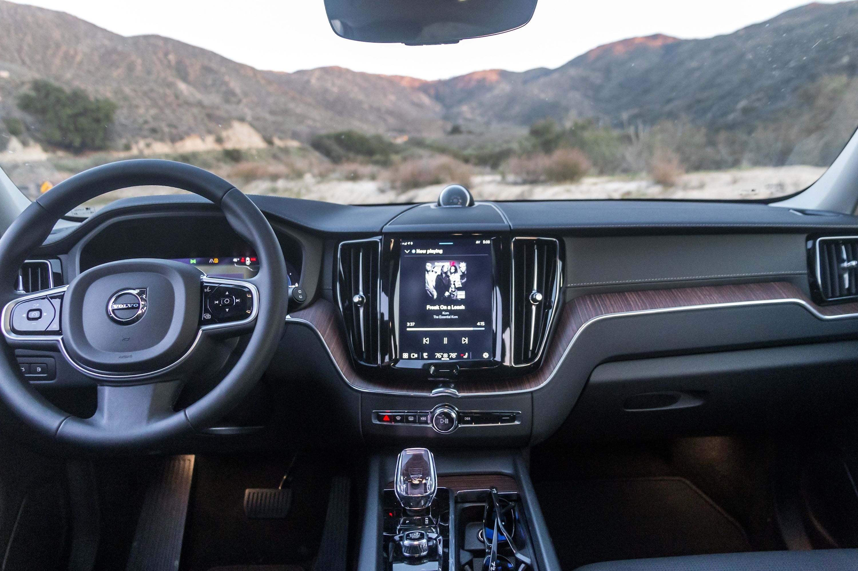 volvo-xc60-interior-2024-2024-cadillac-xt5-vs-volvo-xc60-comfort