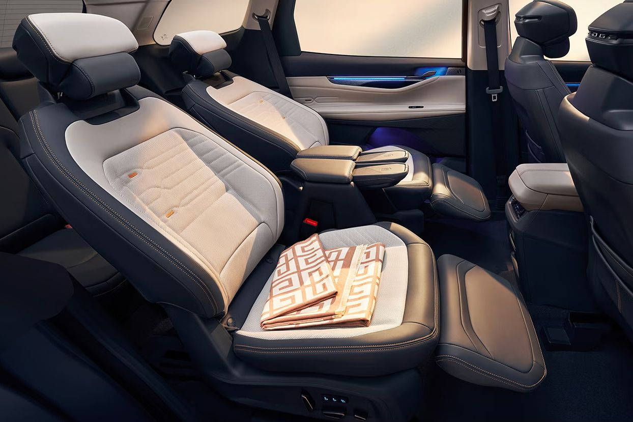 Ford Edge L Debuts As Long-Wheelbase Three-Row Edge L Crossover For China