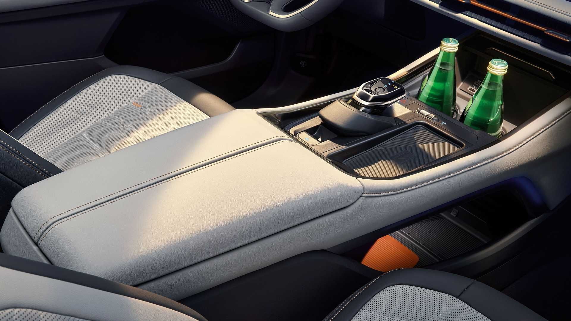 Ford Edge L Debuts As Long-Wheelbase Three-Row Edge L Crossover For China