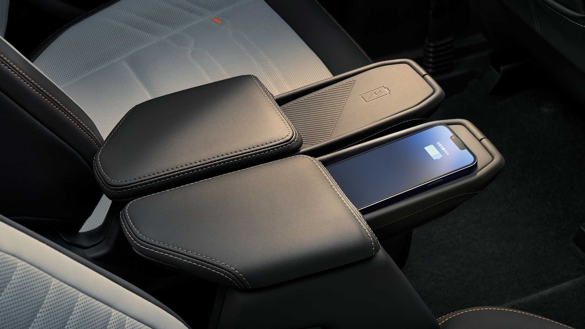 Ford Edge L Debuts As Long-Wheelbase Three-Row Edge L Crossover For China