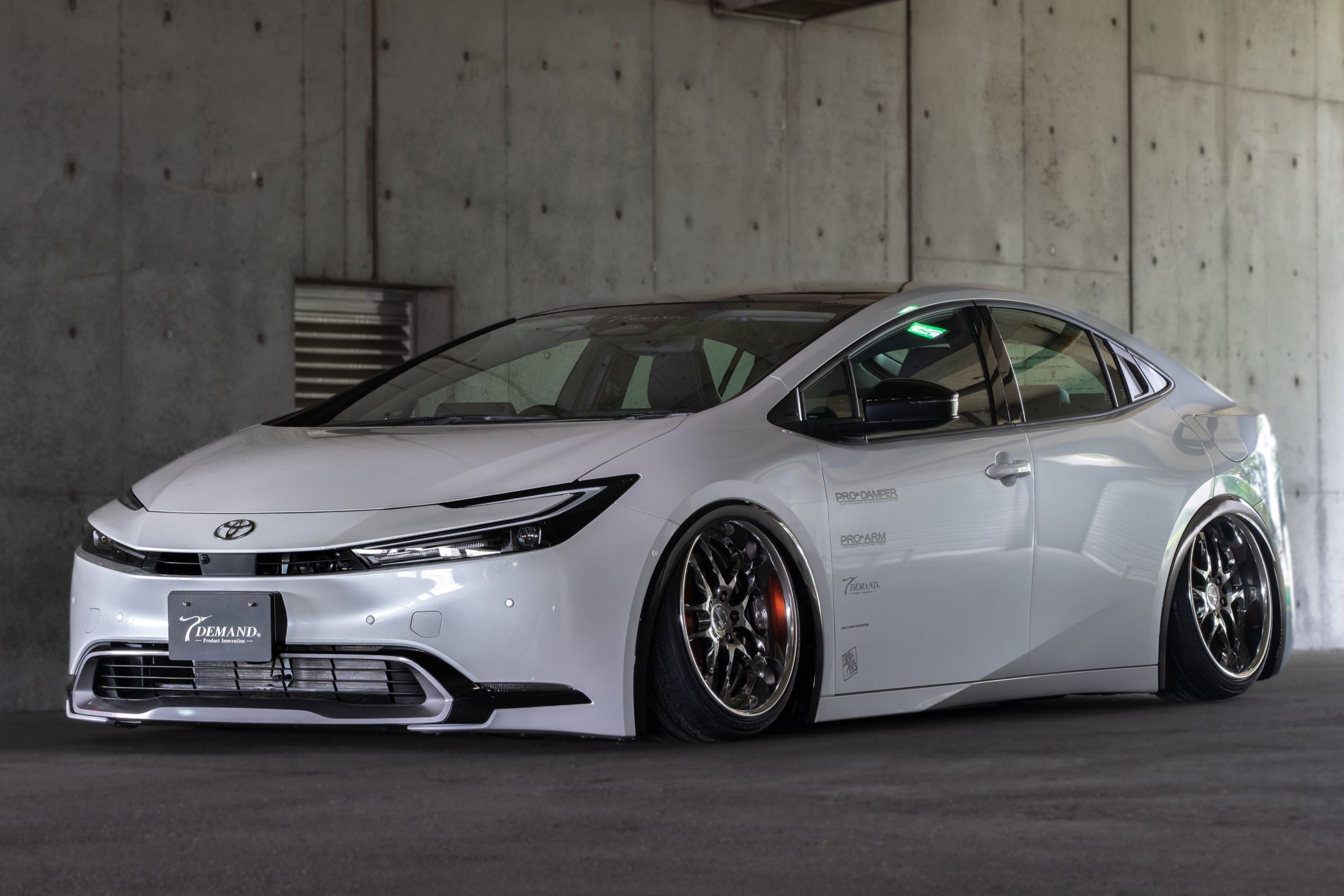 50プリウス T-Dmand T-Demand Slams New Toyota Prius Down On Its Nuts