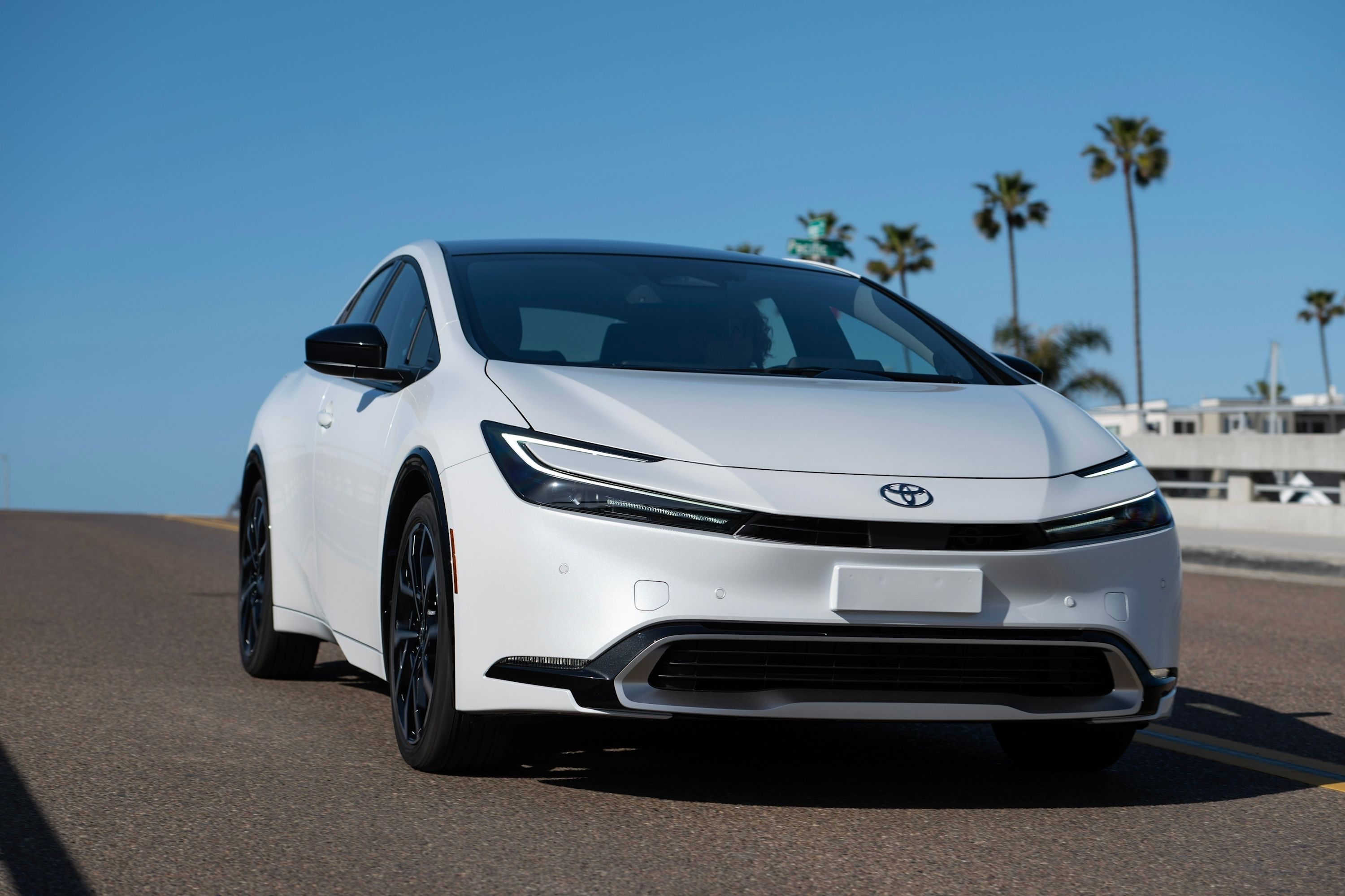 Watch Toyota Prius Challenge V8-Powered American Sports Cars In Drag Race