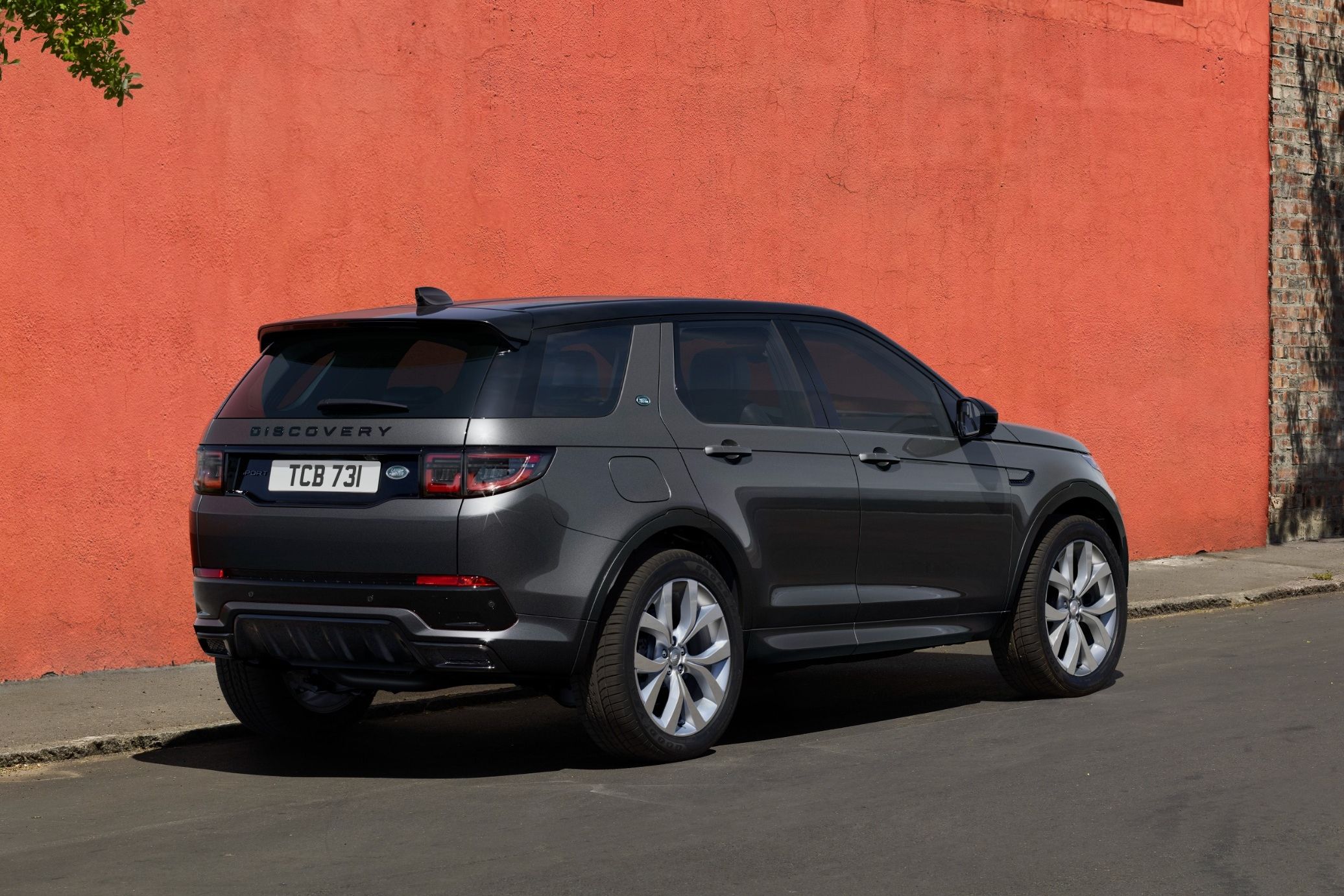 New JLR Logo Revealed As Defender, Discovery, And Range Rover Models ...