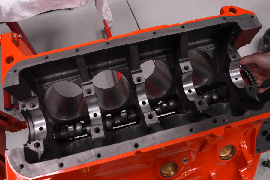 Mopar Big Block V8 Engine Rebuild Is Surprisingly Relaxing To Watch
