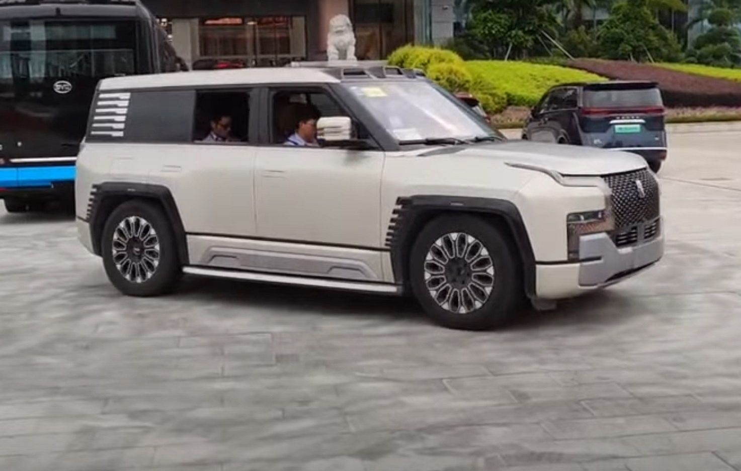 Watch The YangWang U8 Drive On Water Like A Paddle Boat