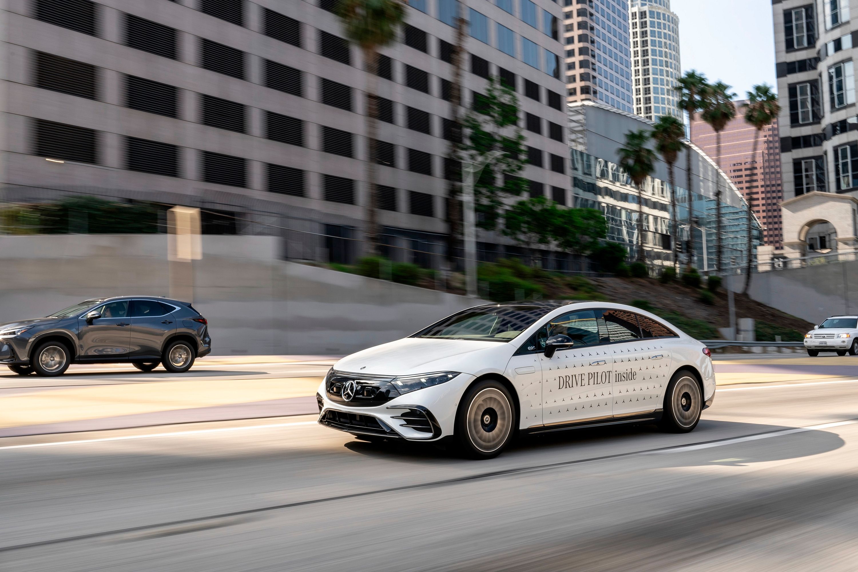Mercedes-Benz Becomes First Automaker To Launch Level 3 Autonomous ...