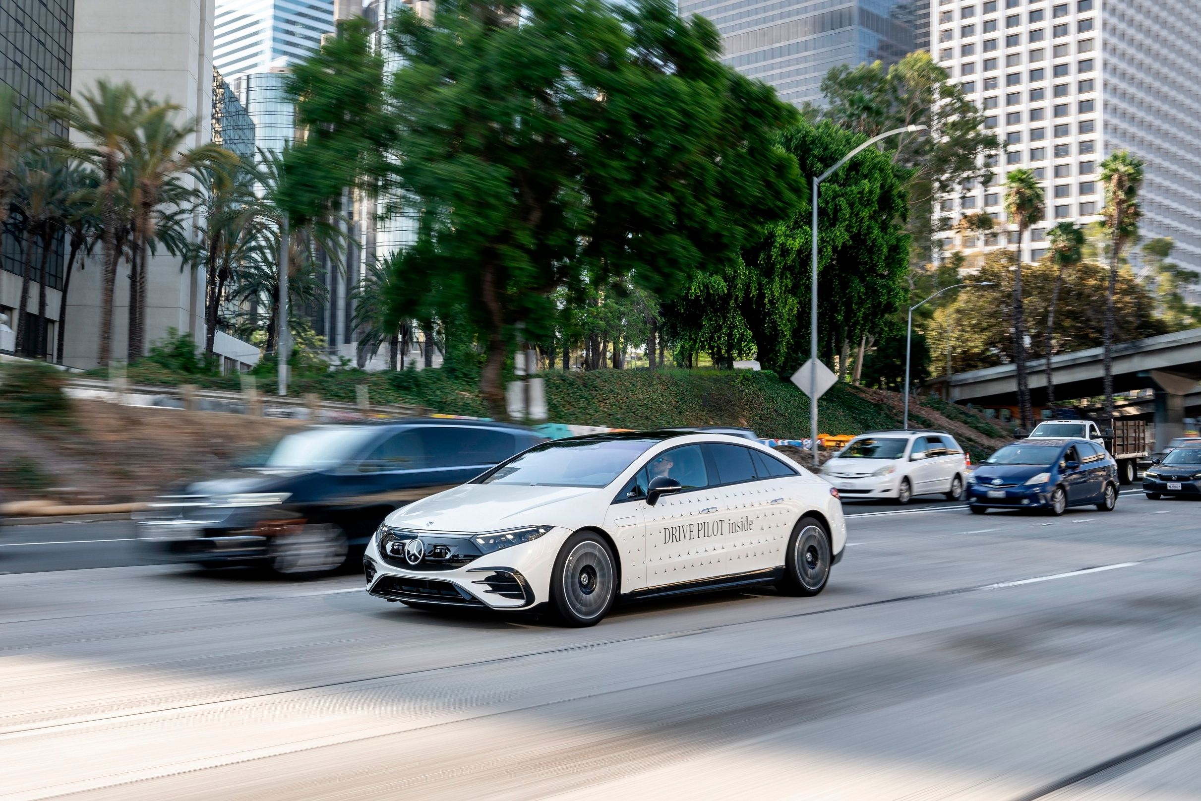 Mercedes-Benz Becomes First Automaker To Launch Level 3 Autonomous ...