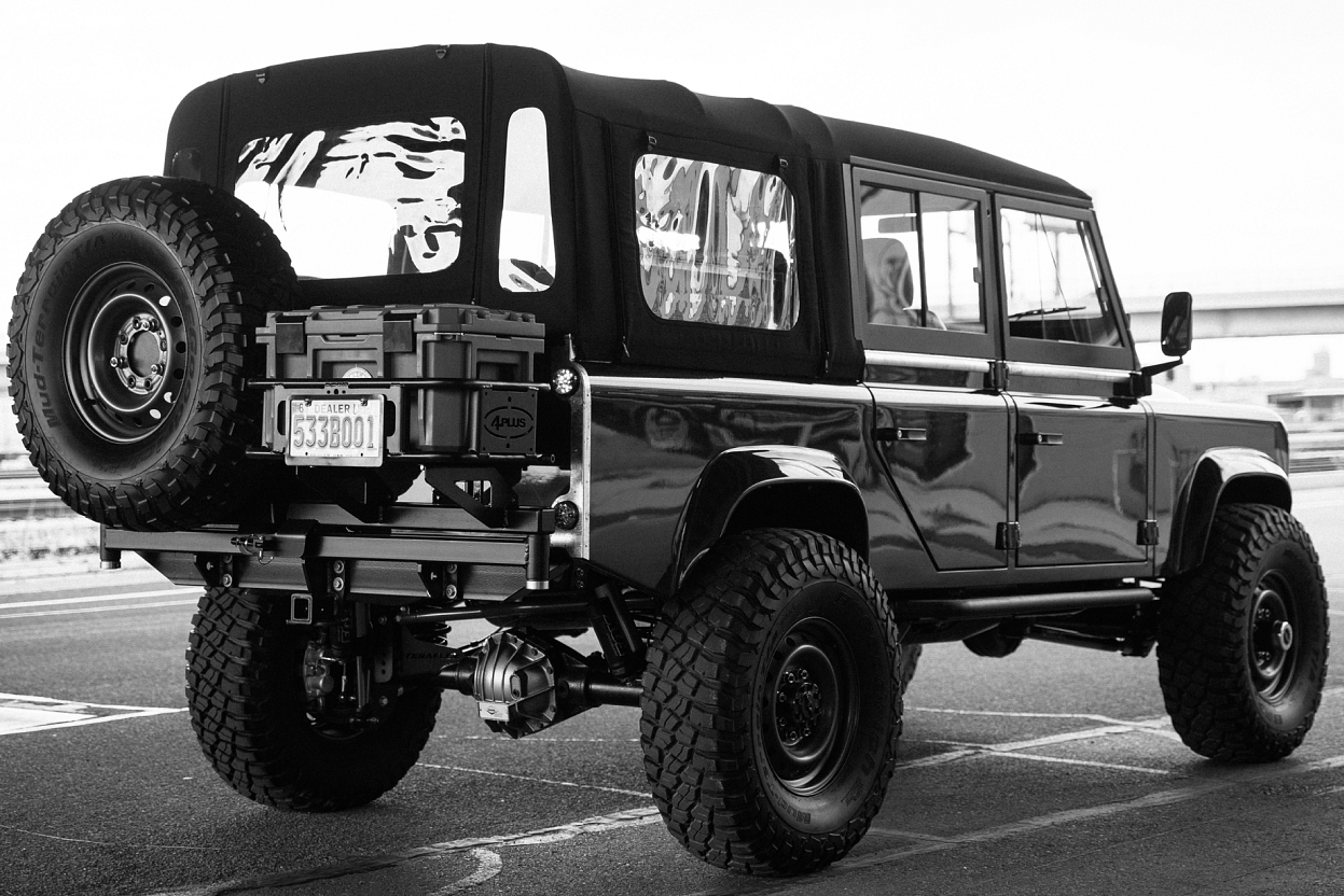 Classic Land Rover Defender Riding On Jeep Chassis Is American Restomod ...