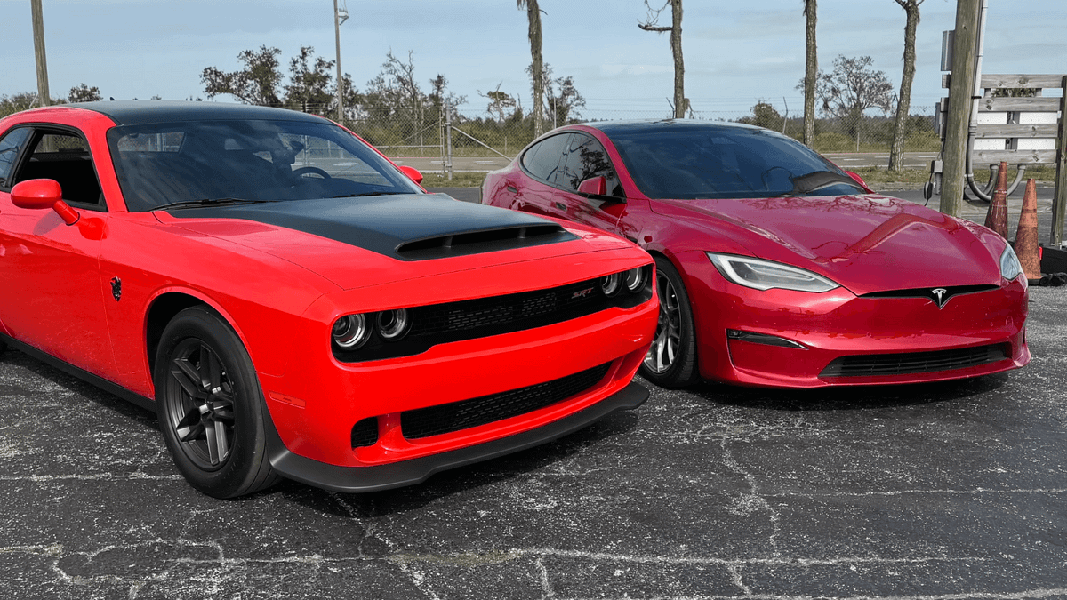 DRAG RACE: Dodge Challenger SRT Demon 170 Vs. Tesla Model S Plaid