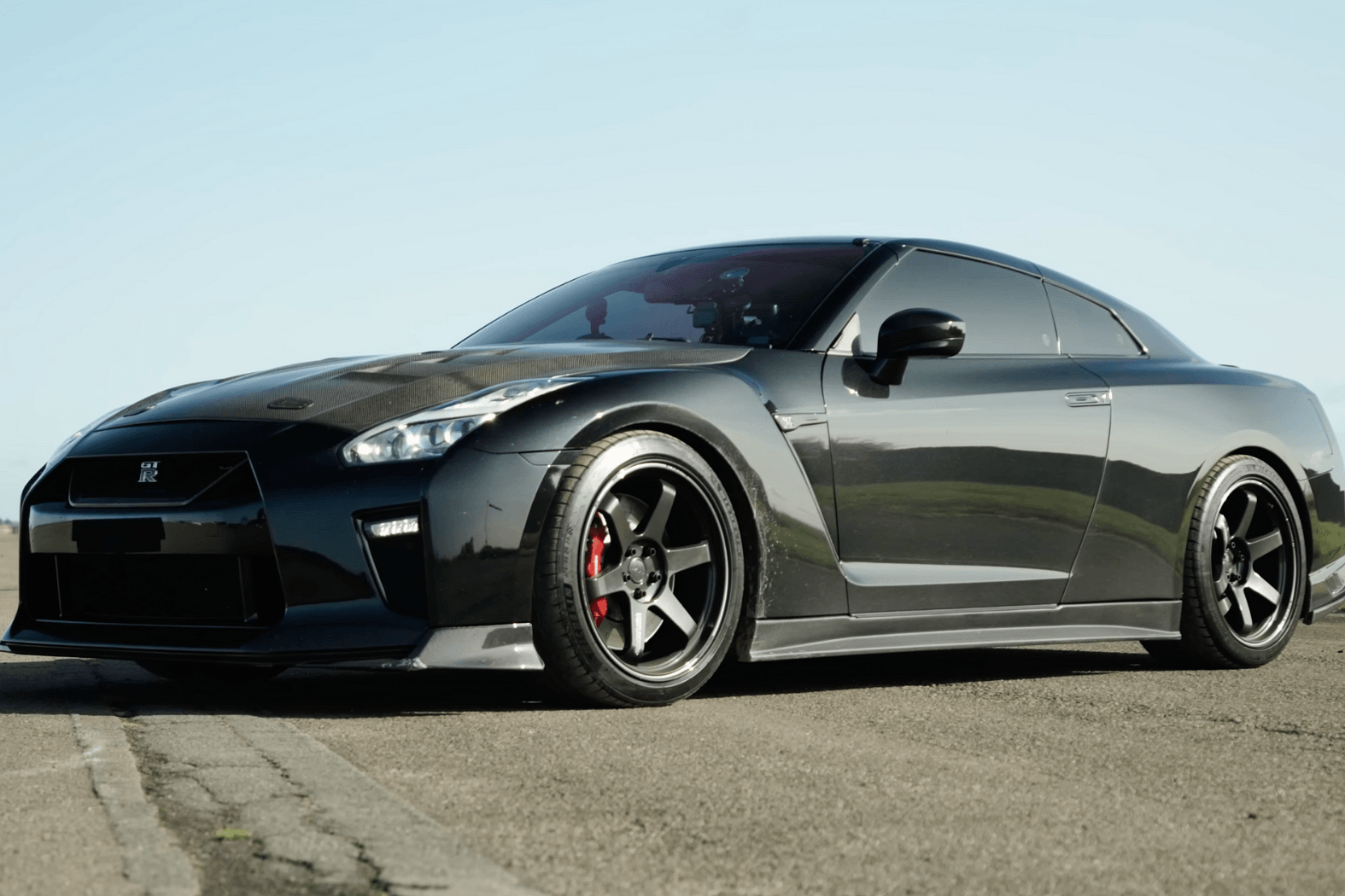 Godzilla Drag Race: Tuned Nissan Skyline GT-R R34 Vs. Nissan GT-R R35