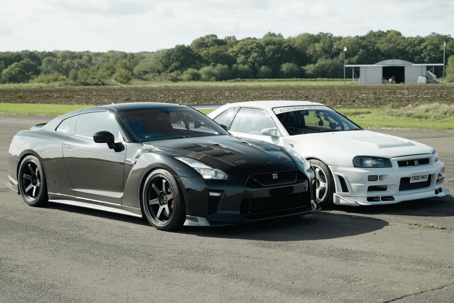 Cityscape 2001 Godzilla Drag Race: Tuned Nissan Skyline GT-R R34 Vs. Nissan GT-R R35