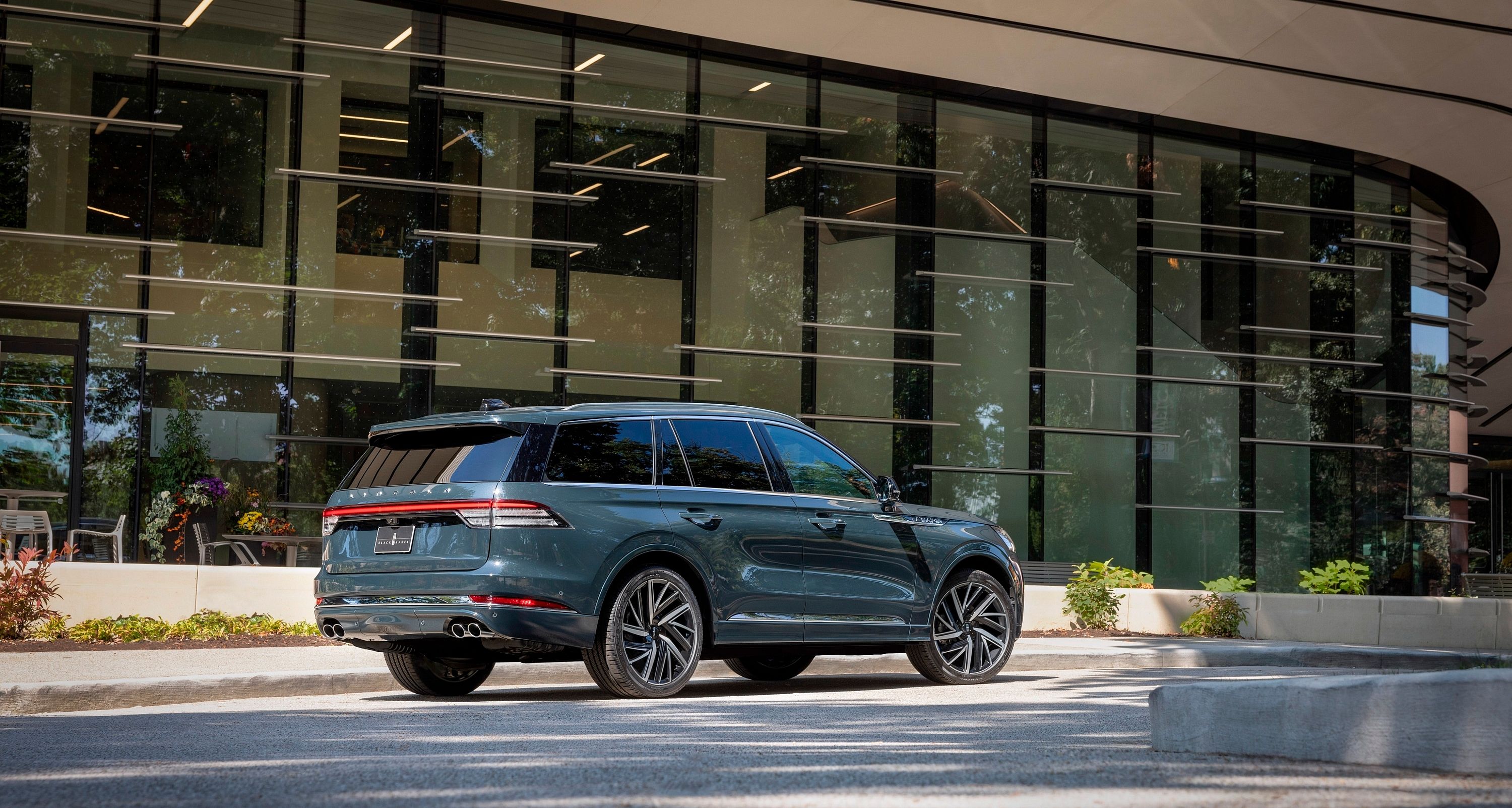 2025 Lincoln Aviator Facelift Ditches Hybrid Engine In Favor Of More Tech