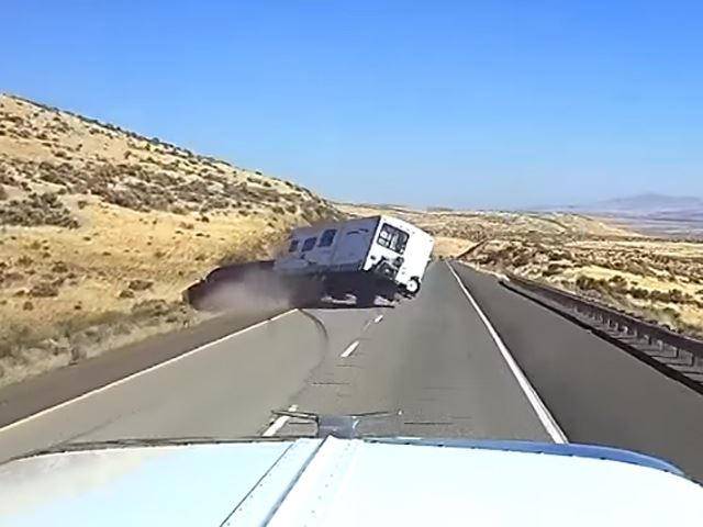 Watch The Moment A Trailer Trashes A Ford Excursion At High Speed