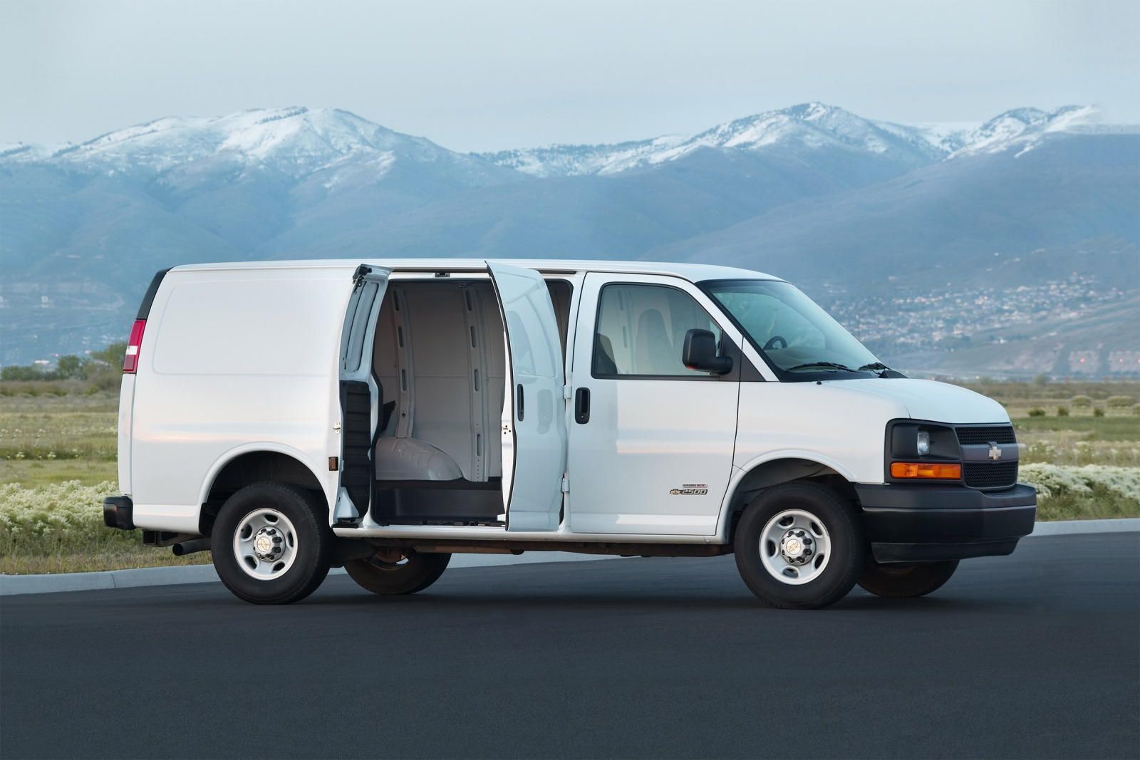 2023 chevrolet express cargo van images