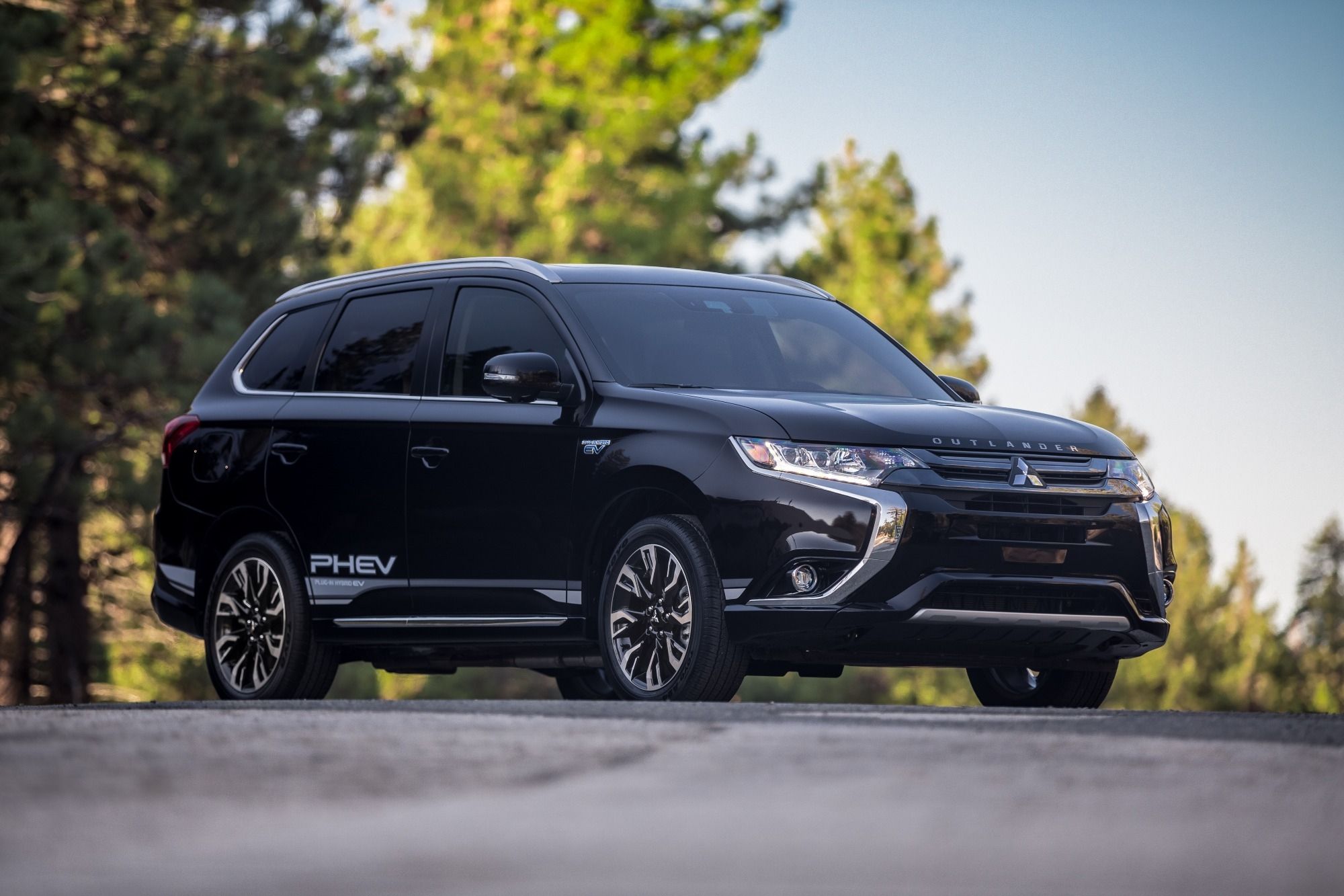 2018 Mitsubishi Outlander Plug-In Hybrid Exterior Photos