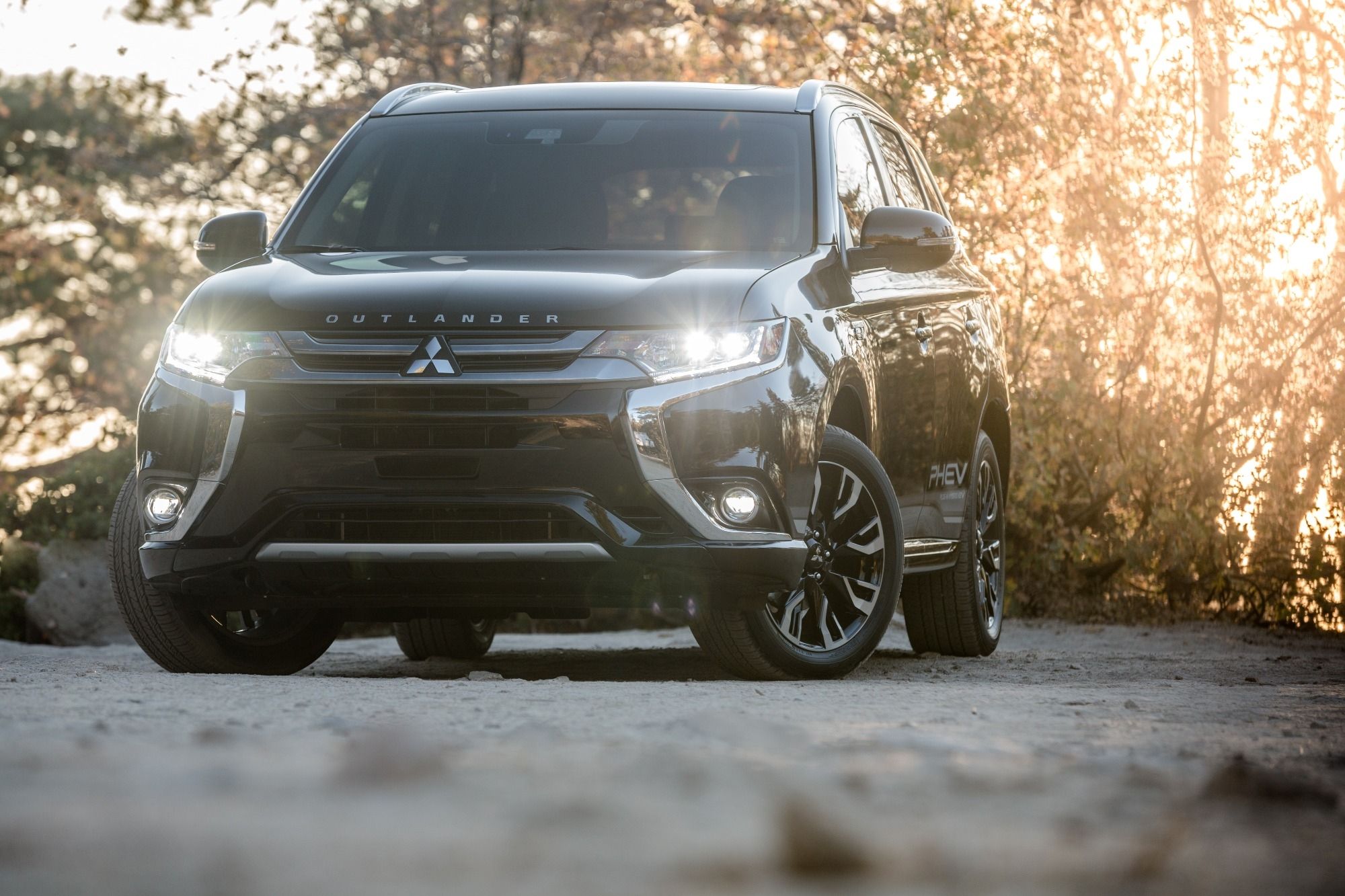 2018 Mitsubishi Outlander Plug-In Hybrid Exterior Photos