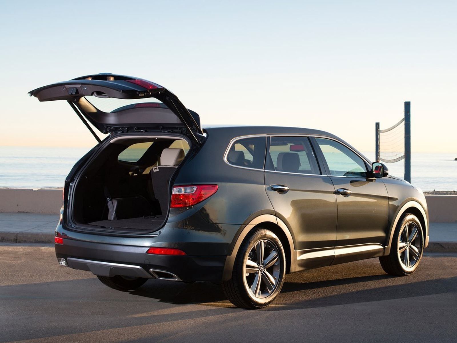 Best Minivan Alternatives Of 2018: Hyundai Santa Fe