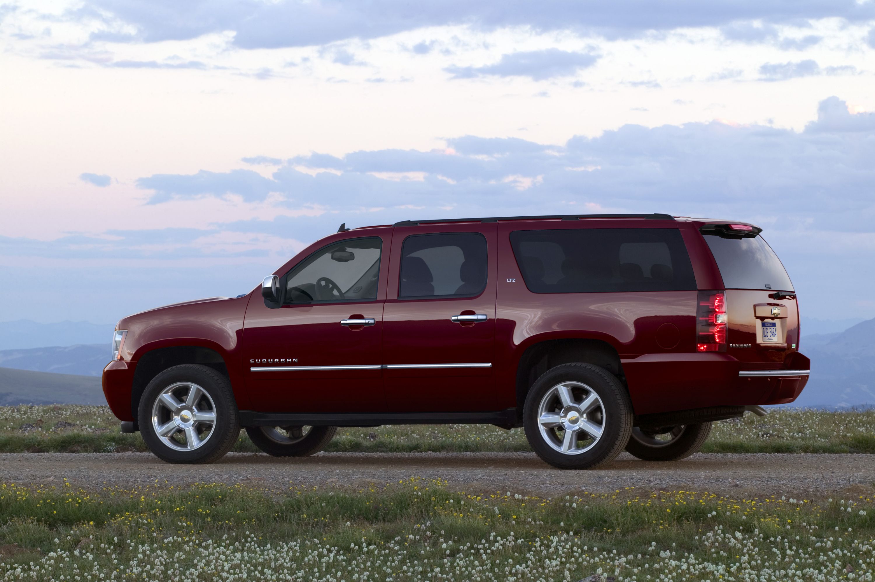 2014 Chevrolet Suburban LTZ 1500 4WD, image size:3000x1996