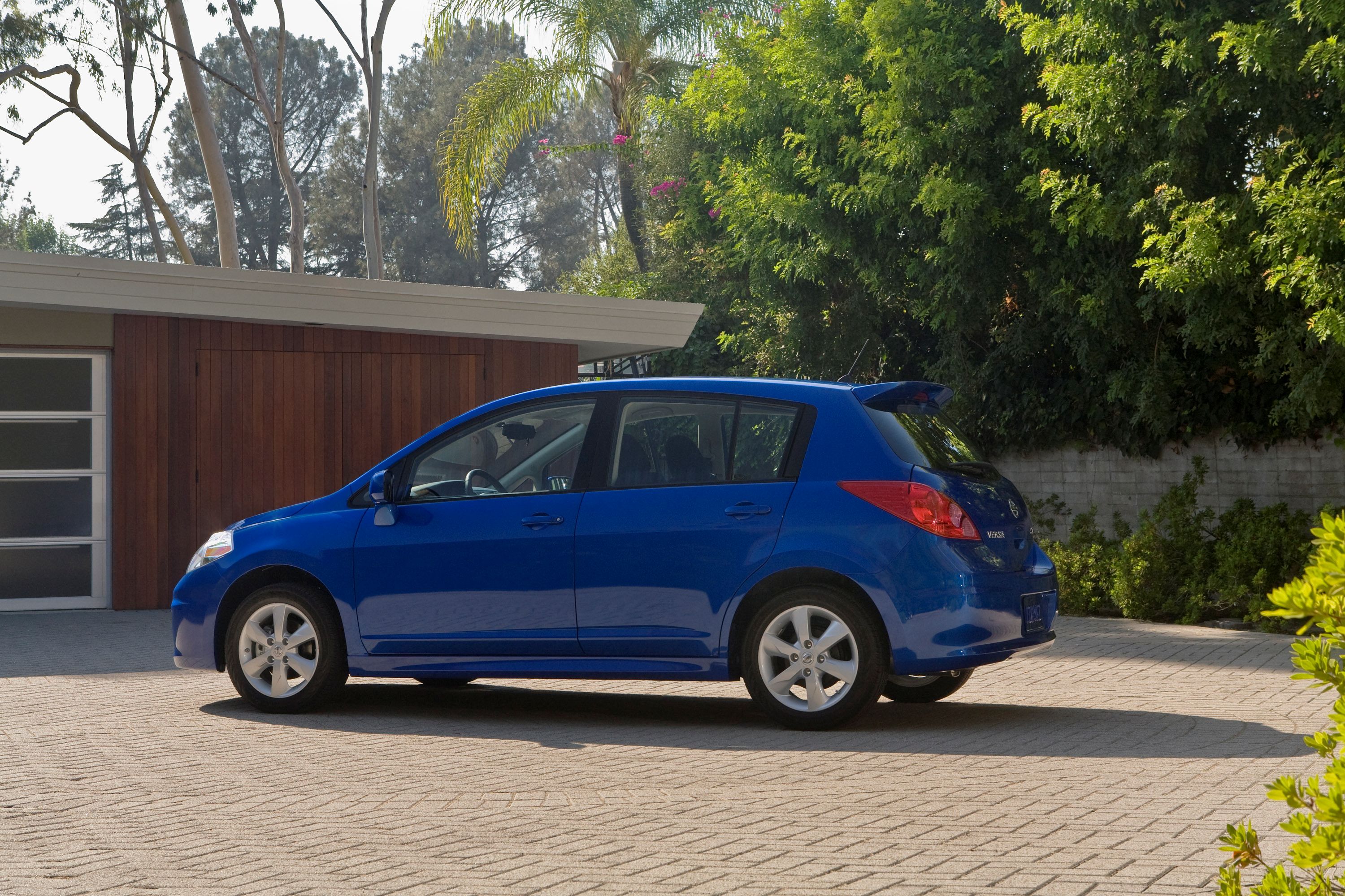 2011 Nissan Versa Hatchback Exterior Photos